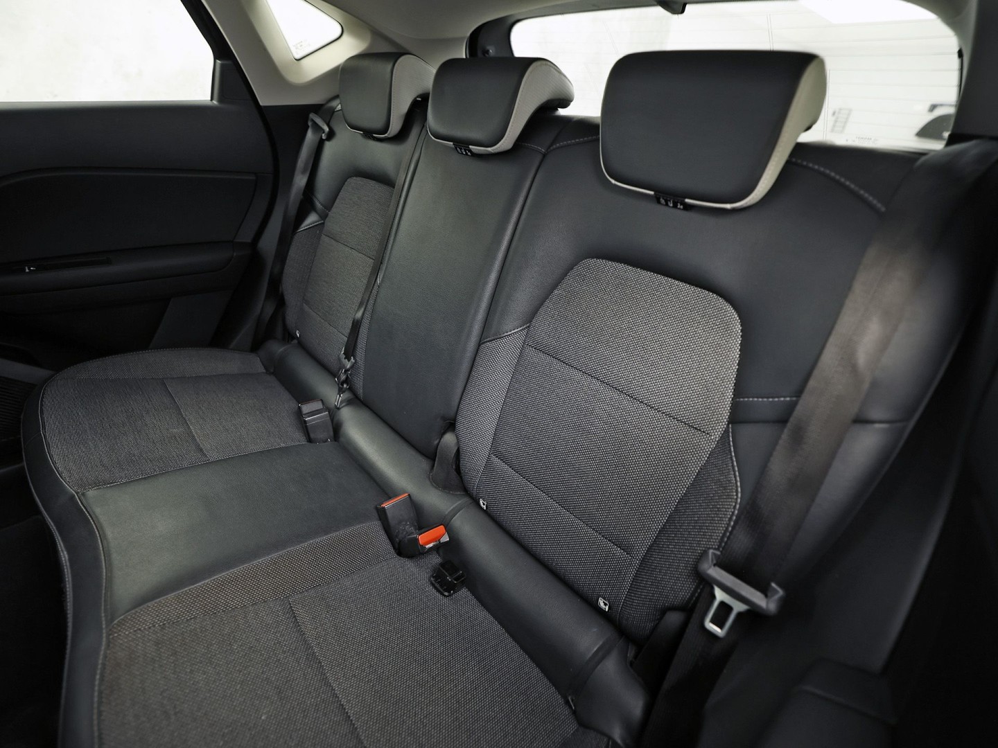 Renault Captur 1.6 E-Tech Plug-in Hybrid 160 Sport 160Pk Automaat (VIRTUAL COCKPIT, APPLE CARPLAY, GROOT NAVI, CAMERA, SPORTSTOELEN, LEDER, GETINT GLAS, LANE ASSIST, NIEUWSTAAT)