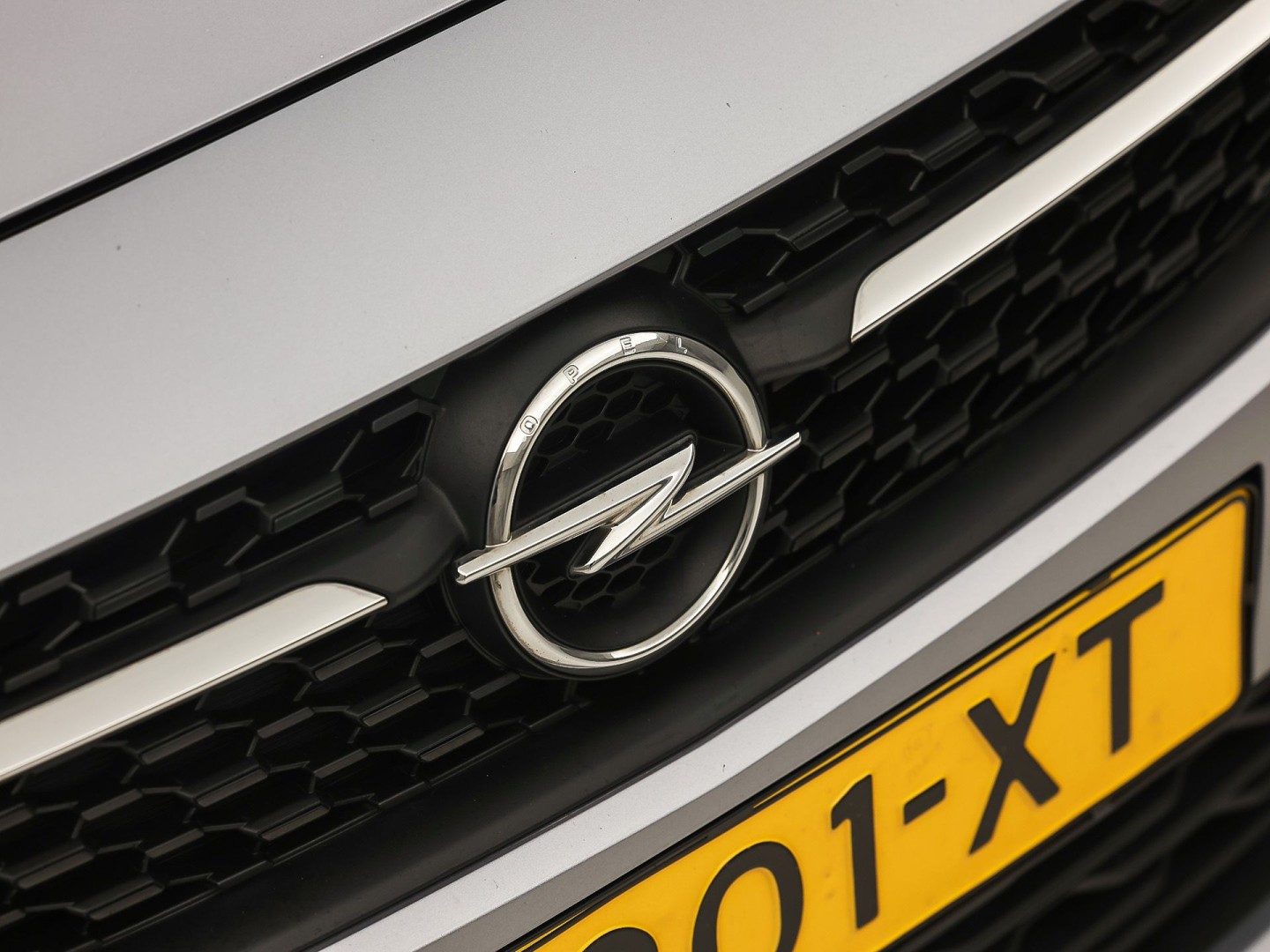Opel Corsa 1.2 Sport (APPLE CARPLAY, GROOT NAVI, 360 CAMERA, SPORTSTOELEN, LM VELGEN, CRUISE, NIEUWSTAAT)
