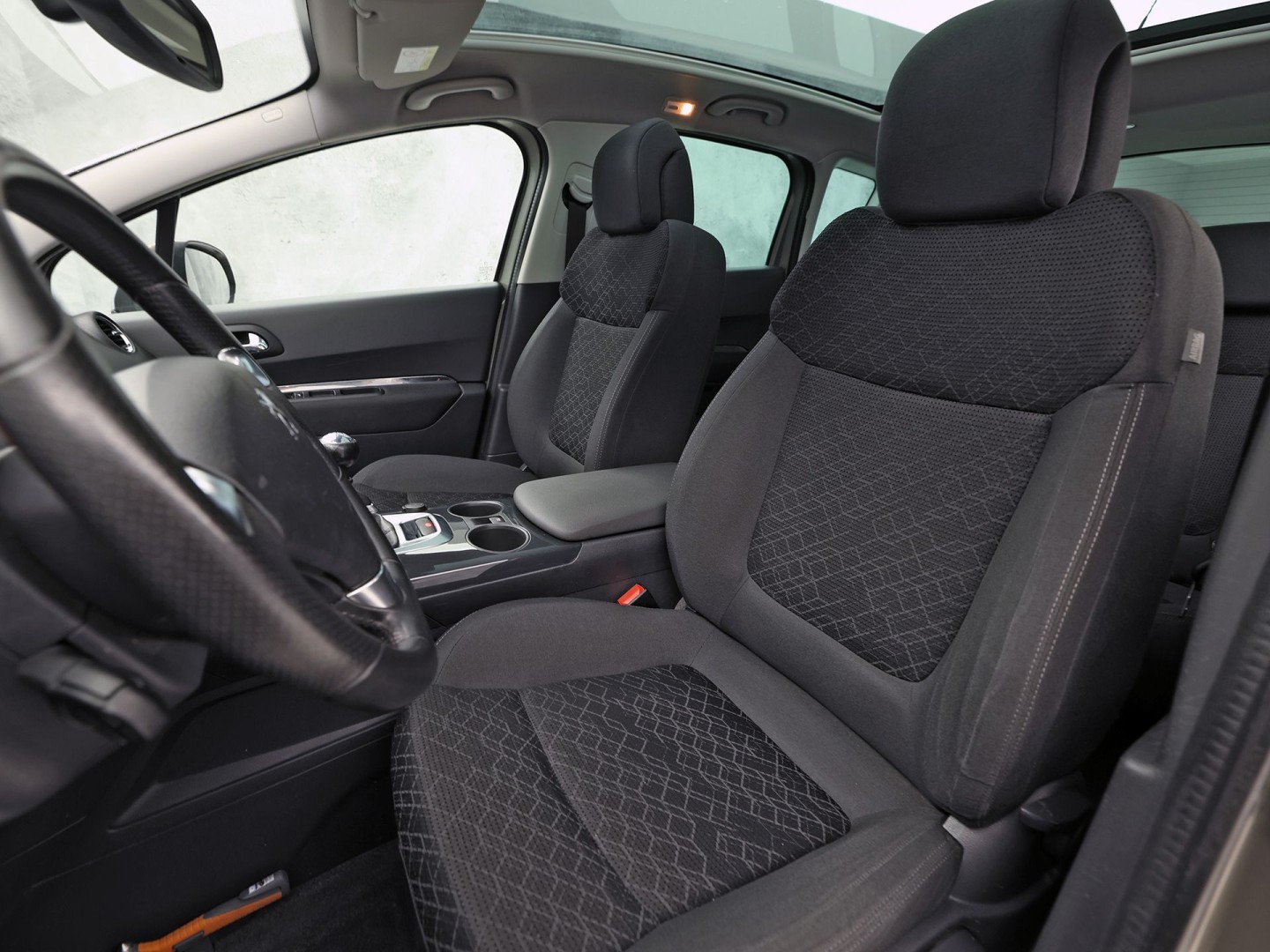 Peugeot 3008 1.2 PureTech Sport (PANORAMADAK, NAVIGATIE, CLIMATE, GETINT GLAS, SPORTSTOELEN, CRUISE, PARKEERSENSOREN, NIEUWSTAAT)