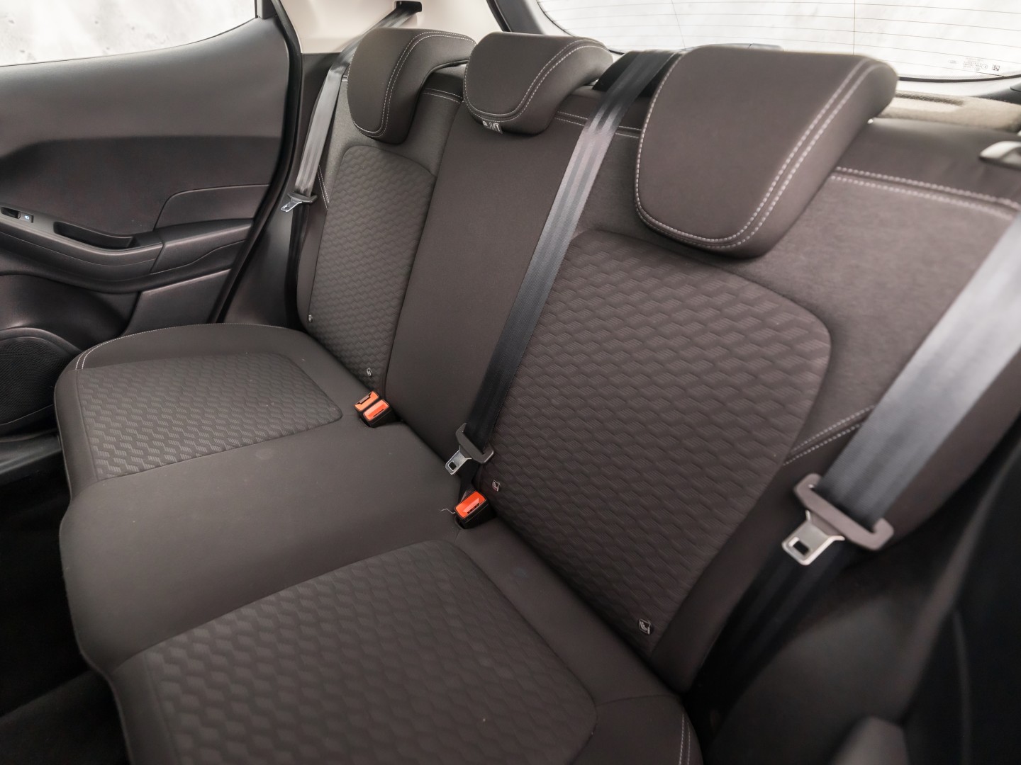 Ford Fiesta 1.0 EcoBoost Hybrid Titanium Sport (APPLE CARPLAY, GROOT NAVI, CLIMATE, GETINT GLAS, PARKEERSENSOREN, SPORTSTOELEN, LM VELGEN, CRUISE, NIEUWSTAAT)