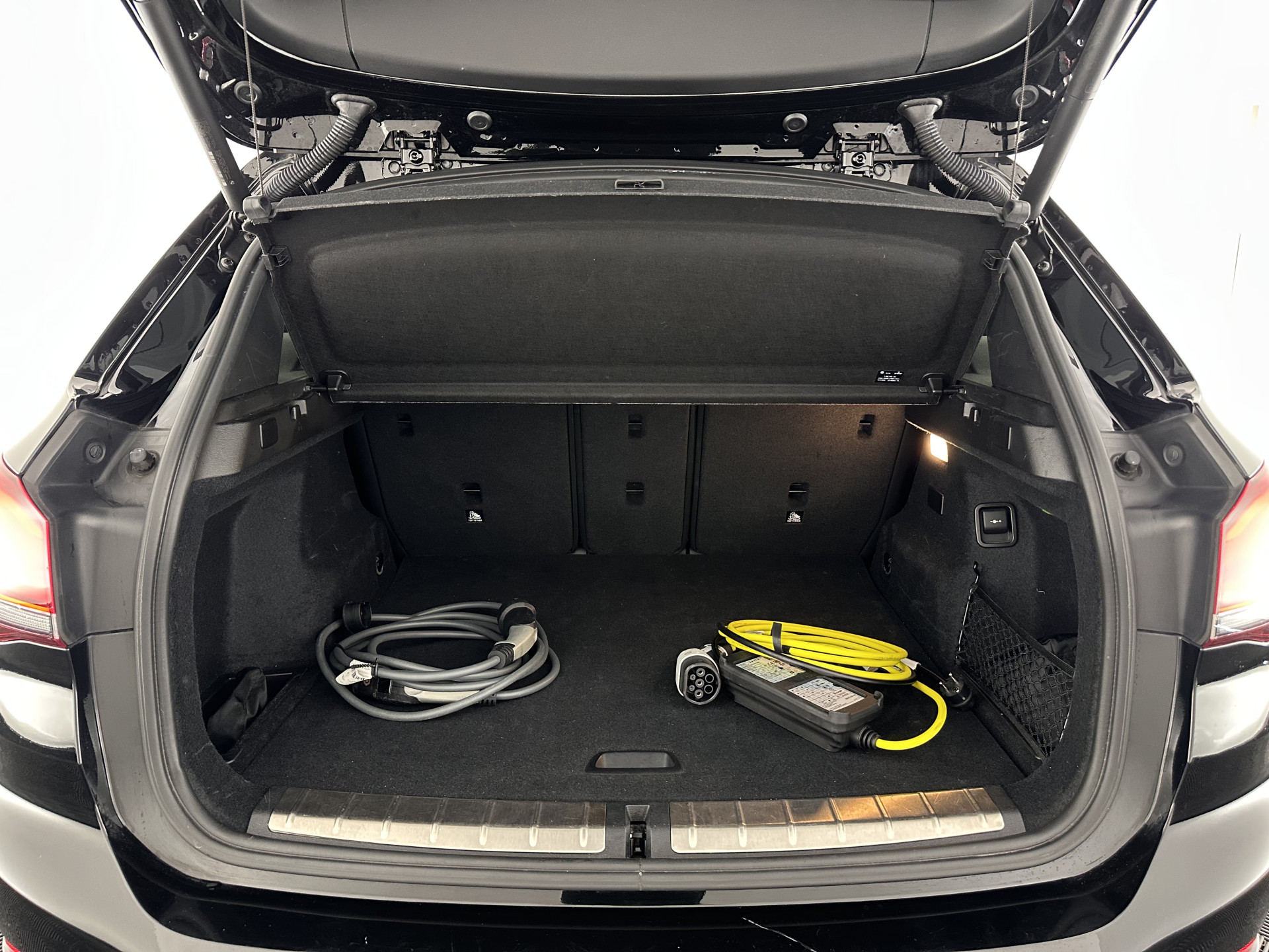 BMW X1 xDrive25e Sportline Business Edition Plus (Plug-In) (INCL-BTW) Aut. *PANO | LEATHER | FULL-LED | HEATED-SPORTSEATS | HIFI-SYSTEM | CAMERA | PRIVACYGLASS | NAVI-FULLMAP | ECC | HEAD-UP | PDC | KEYLESS | DAB | CRUISE | TOWBAR | AMBIENTLIGHT | 18