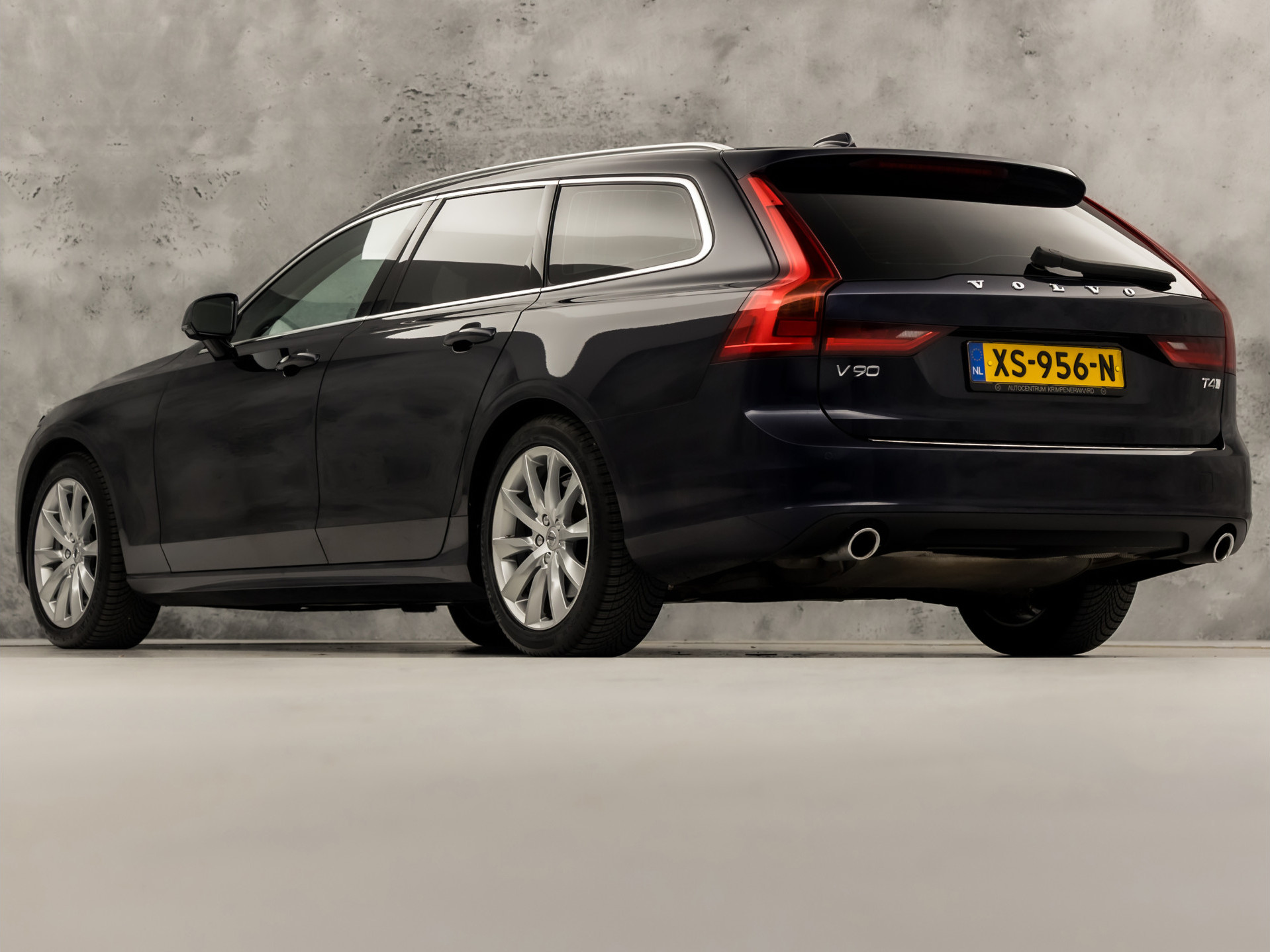 Volvo V90 2.0 T4 Momentum Sport 190Pk Automaat (APPLE CARPLAY, GROOT NAVI, LEDER, GETINT GLAS, STOELVERWARMING ACHTER, MEMORY SEATS, ELEK ACHTERKLEP, NIEUWE APK, NIEUWSTAAT)