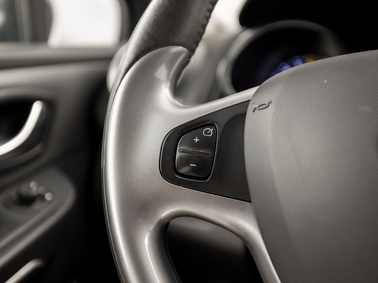 Renault Clio Estate 0.9 TCe Dynamic Sport (NAVIGATIE, LM VELGEN, GETINT GLAS, SPORTSTOELEN, CRUISE, PARKEERSENSOREN, NIEUWE APK, NIEUWSTAAT)