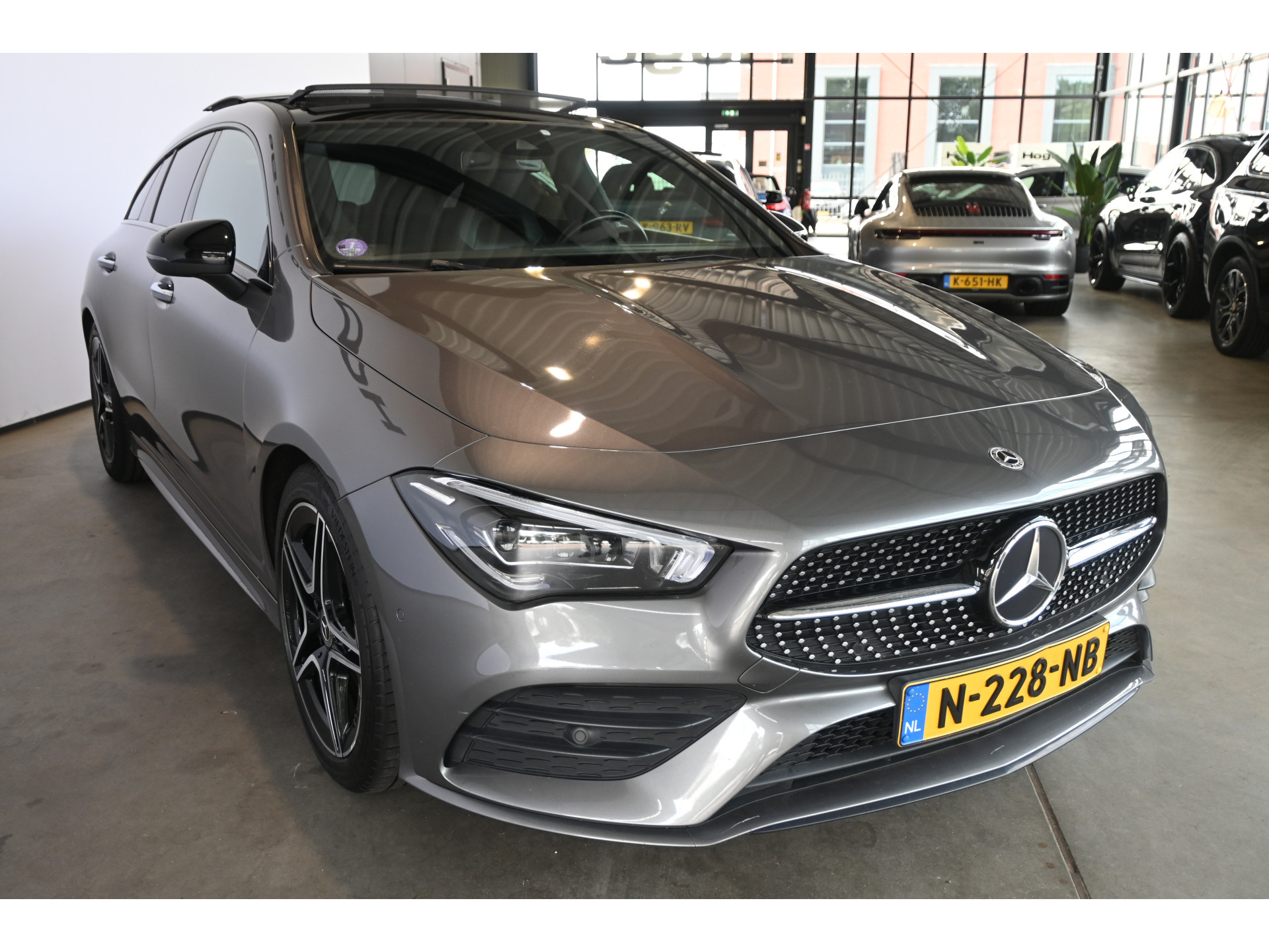 Mercedes-Benz CLA-klasse Shooting Brake 180 Automaat Business Solution AMG Clima Panoramadak Widescreen Sfeer LED Rijklaarprijs! Inruil Mogelijk!