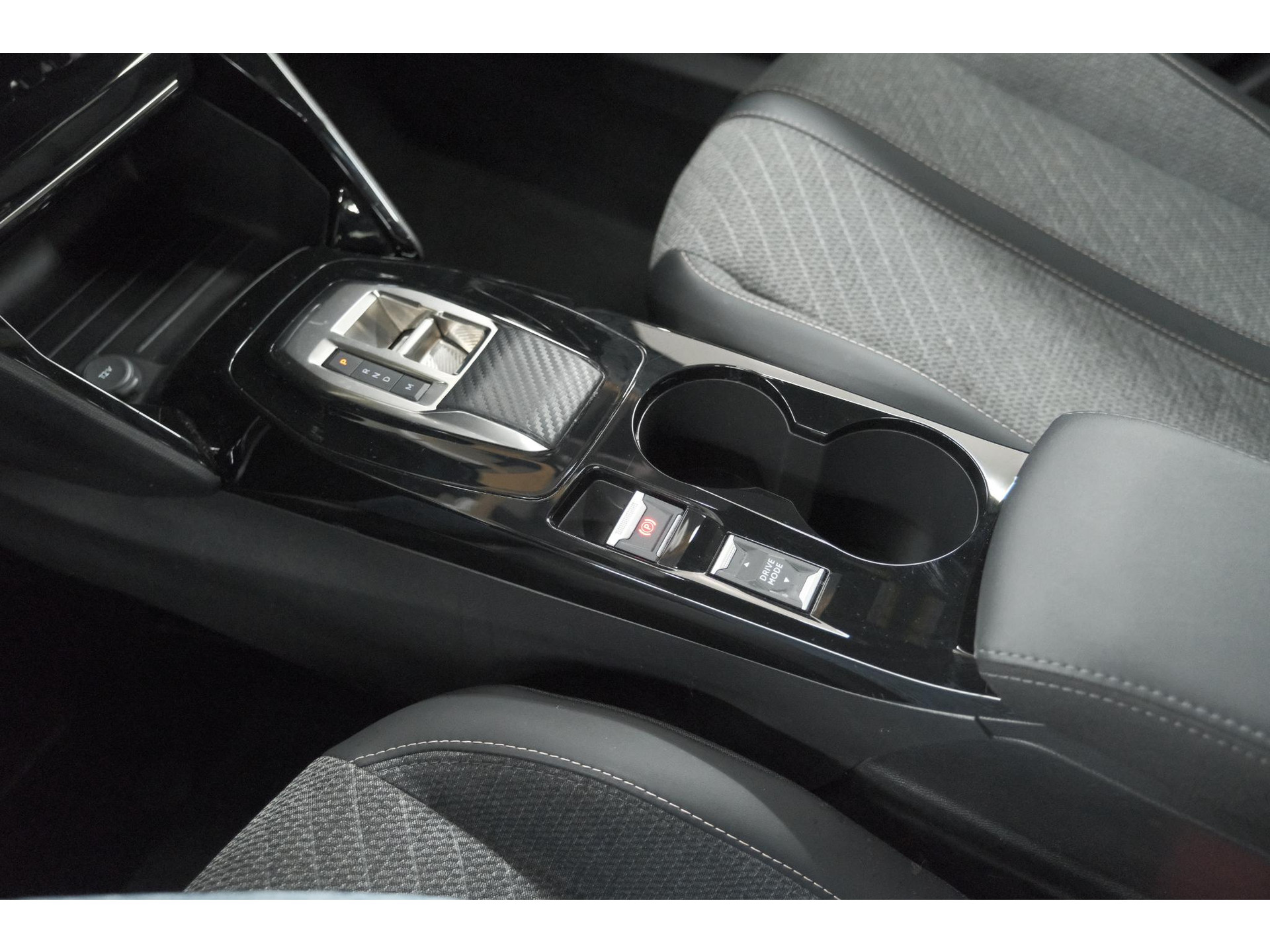 Peugeot 2008 Hybrid 136 e-DCS6 Allure | 360 Camera | Adaptieve Cruise Control | Dodehoekdetectie | Navigatie