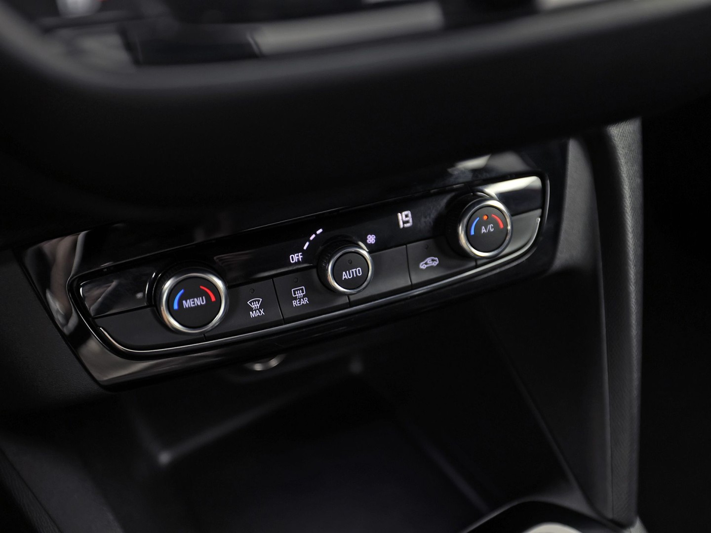 Opel Corsa 1.2 Elegance Sport Automaat (VIRTUAL COCKPIT, APPLE CARPLAY, GROOT NAVI, 360 CAMERA, SPORTSTOELEN, GETINT GLAS, LM VELGEN, LEDER STUURWIEL, NIEUWSTAAT)