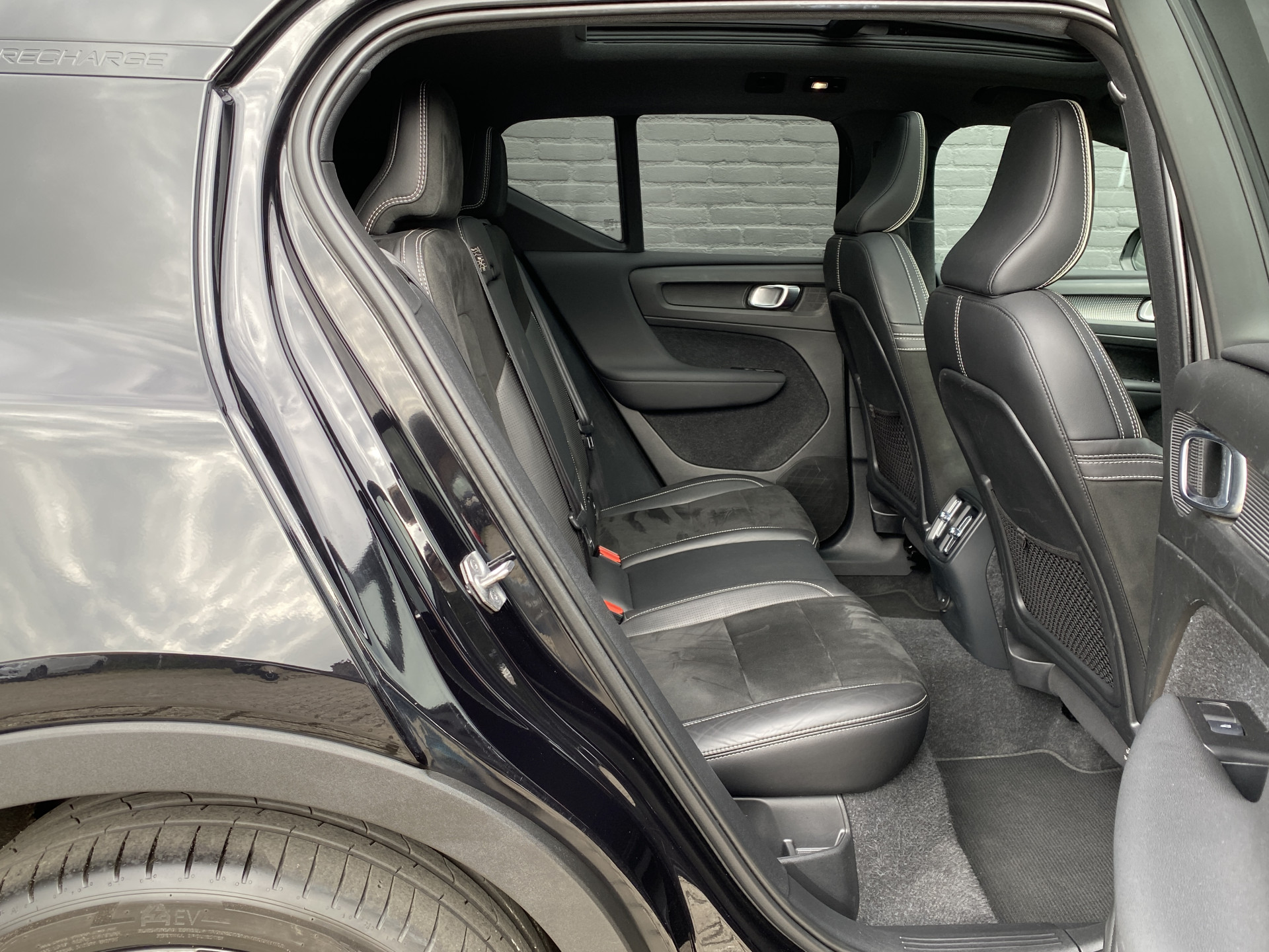 Volvo XC40 Recharge P8 AWD R-Design 408 pk | 1e eigenaar | dealer onderh. | panoramadak | trekhaak | 360 camera | stoelverw.