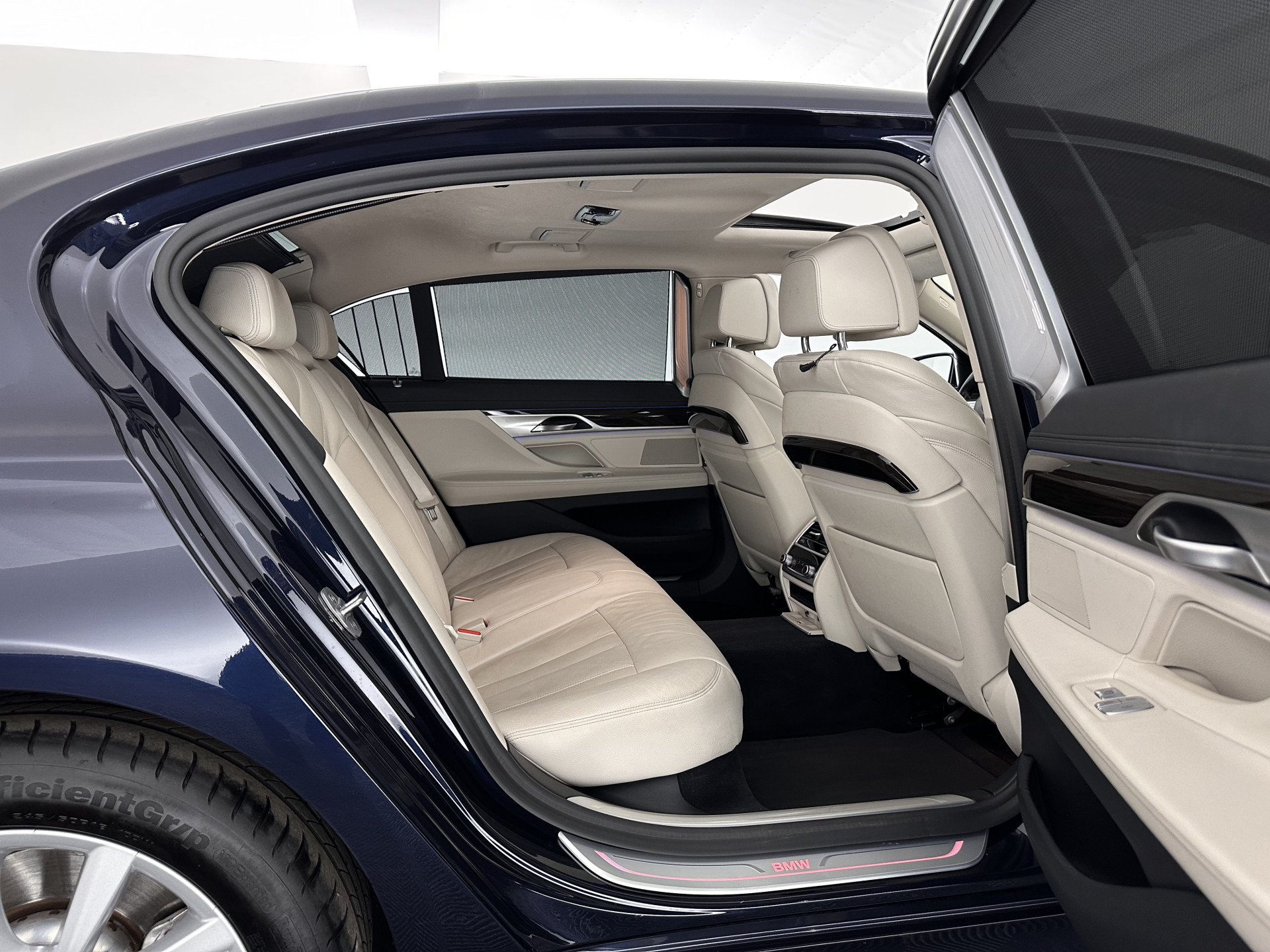 BMW 7-serie 745Le (Plug-in) (INCL-BTW) *PANO | LEATHER | FULL-LED | HEAD-UP | BLINDSPOT | MEMORY-PACK | DIGI-COCKPIT | KEYLESS | DAB+ | CAMERA | HEATED-COMFORTSEATS | AMBIENTLIGHT | CARPLAY | SHIFTPADDLES | 18''ALU*