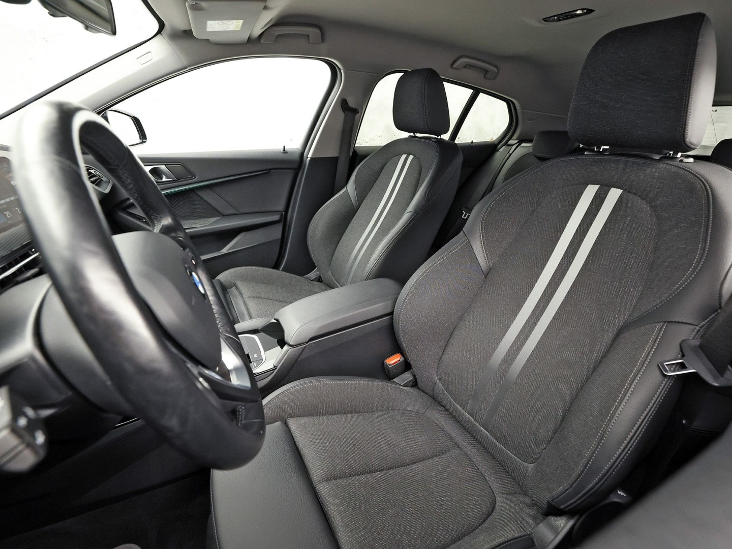 BMW 1 Serie 118i Sport Automaat (APPLE CARPLAY, DEALER ONDERHOUDEN, GROOT NAVI, CAMERA, STUUR/STOELVERWARMING, SPORTSTOELEN, TREKHAAK, GETINT GLAS, ELEK ACHTERKLEP, NIEUWSTAAT)