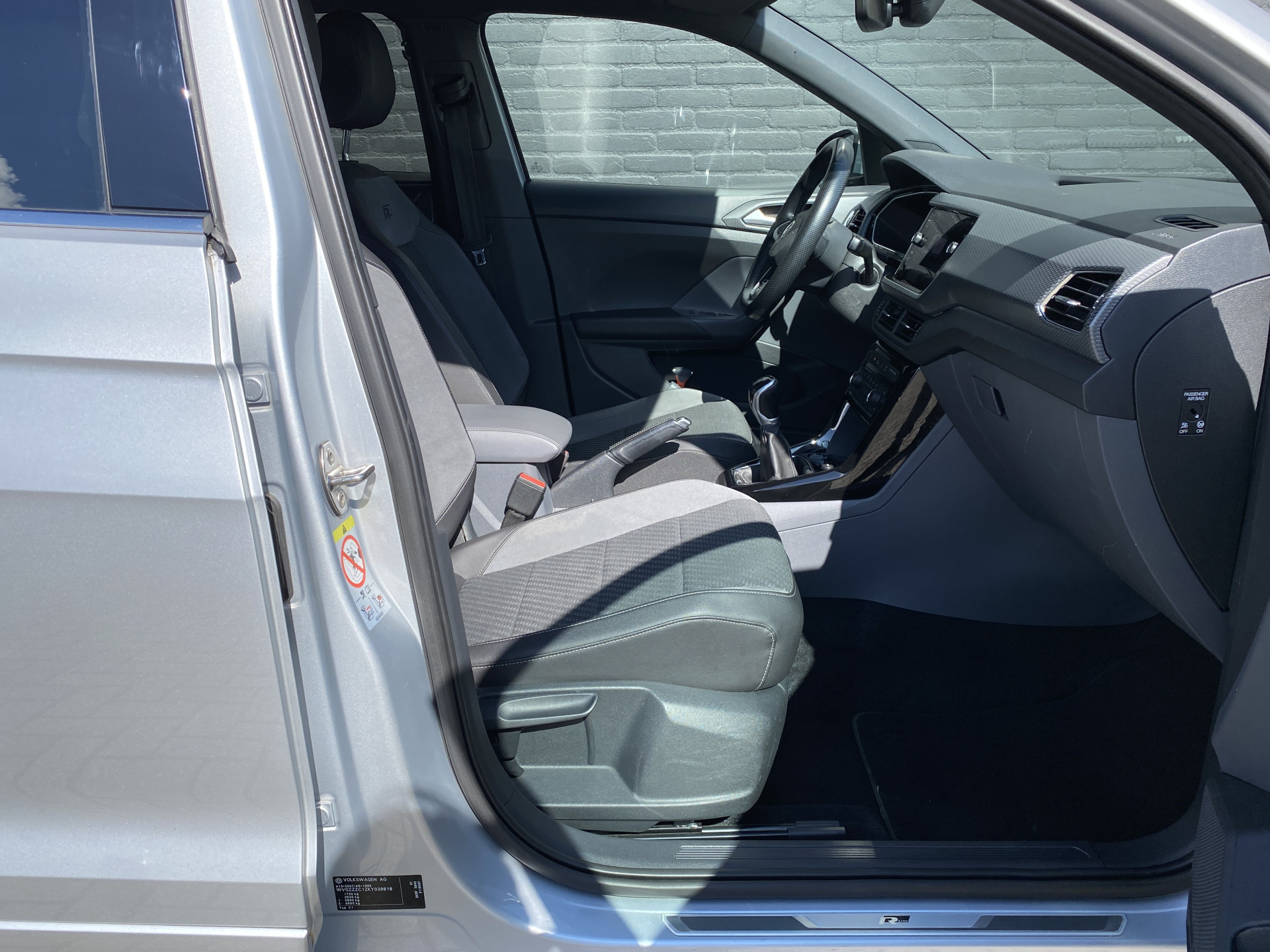 Volkswagen T-Cross 1.0 TSI R Line 116 pk | dealer onderh. | virtual cockpit | navigatie | camera | stoelverwarming | apple carplay | keyless go