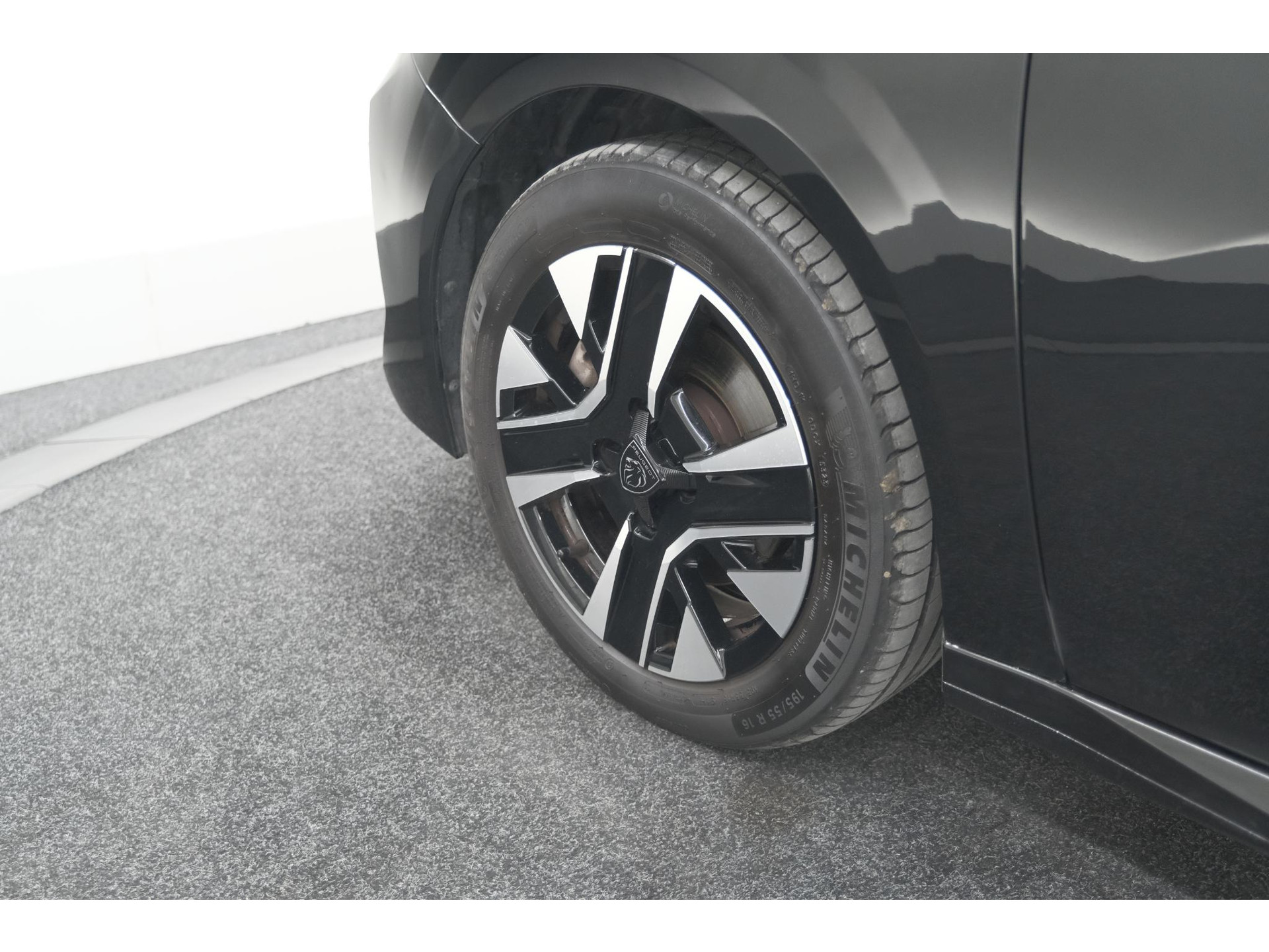 Peugeot 208 PureTech 100 Allure | Parkeersensoren | Navigatie | Apple Carplay