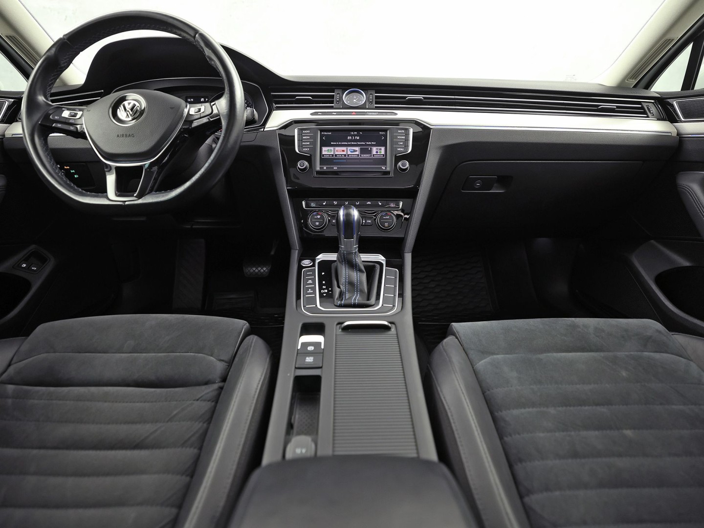 Volkswagen Passat Variant 1.4 TSI GTE HighLine Sport Automaat (PANORAMADAK, APPLE CARPLAY, SOH 77,9%, GROOT NAVI, CAMERA, TREKHAAK, KEYLESS, SPORTSTOELEN, STOELVERWARMING, GETINT GLAS, NIEUWSTAAT)