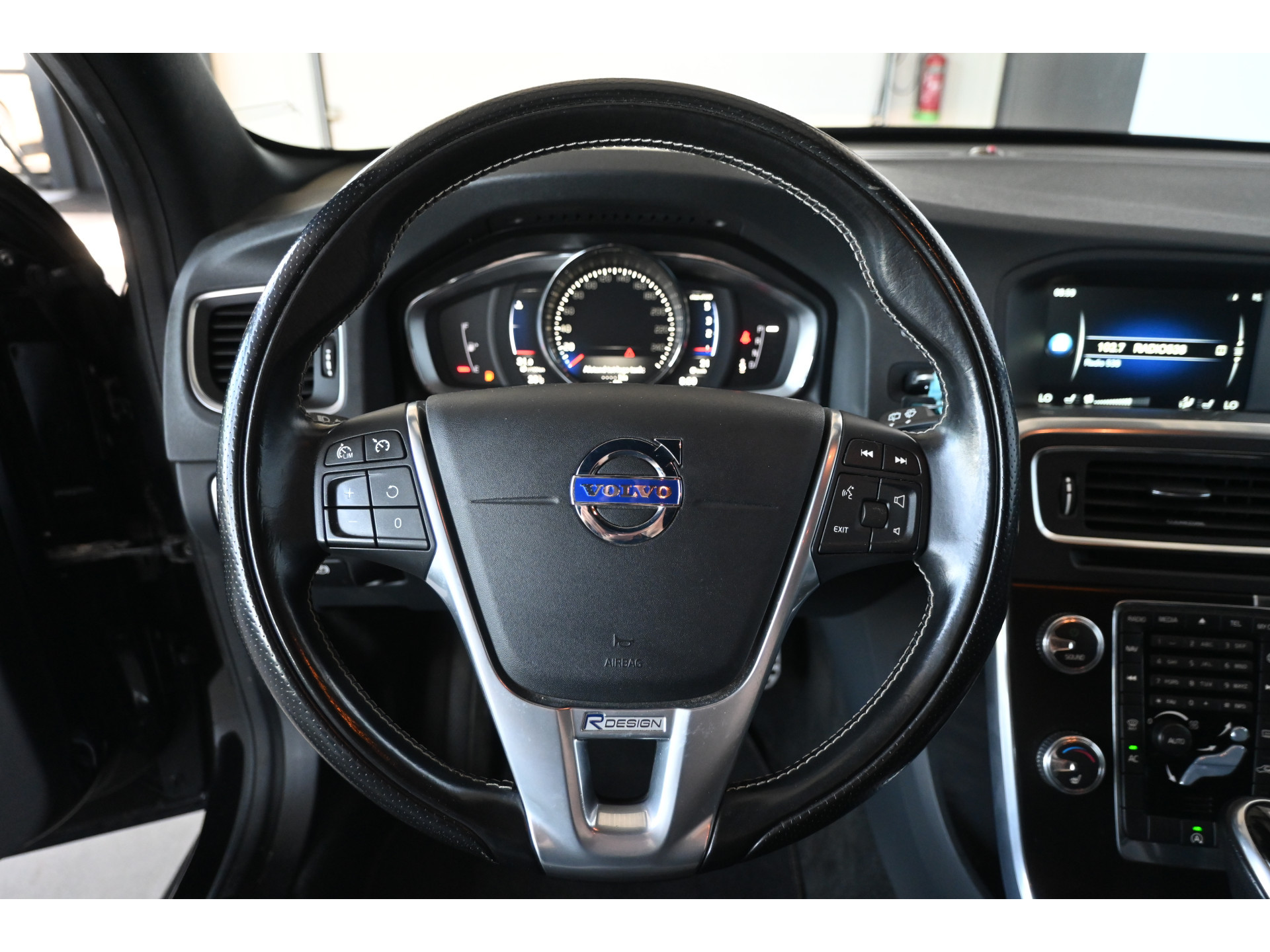 Volvo V60 2.0 D3 Nordic R-Design Automaat Clima Trekhaak Navigatie Cruise control Inruil Mogelijk!