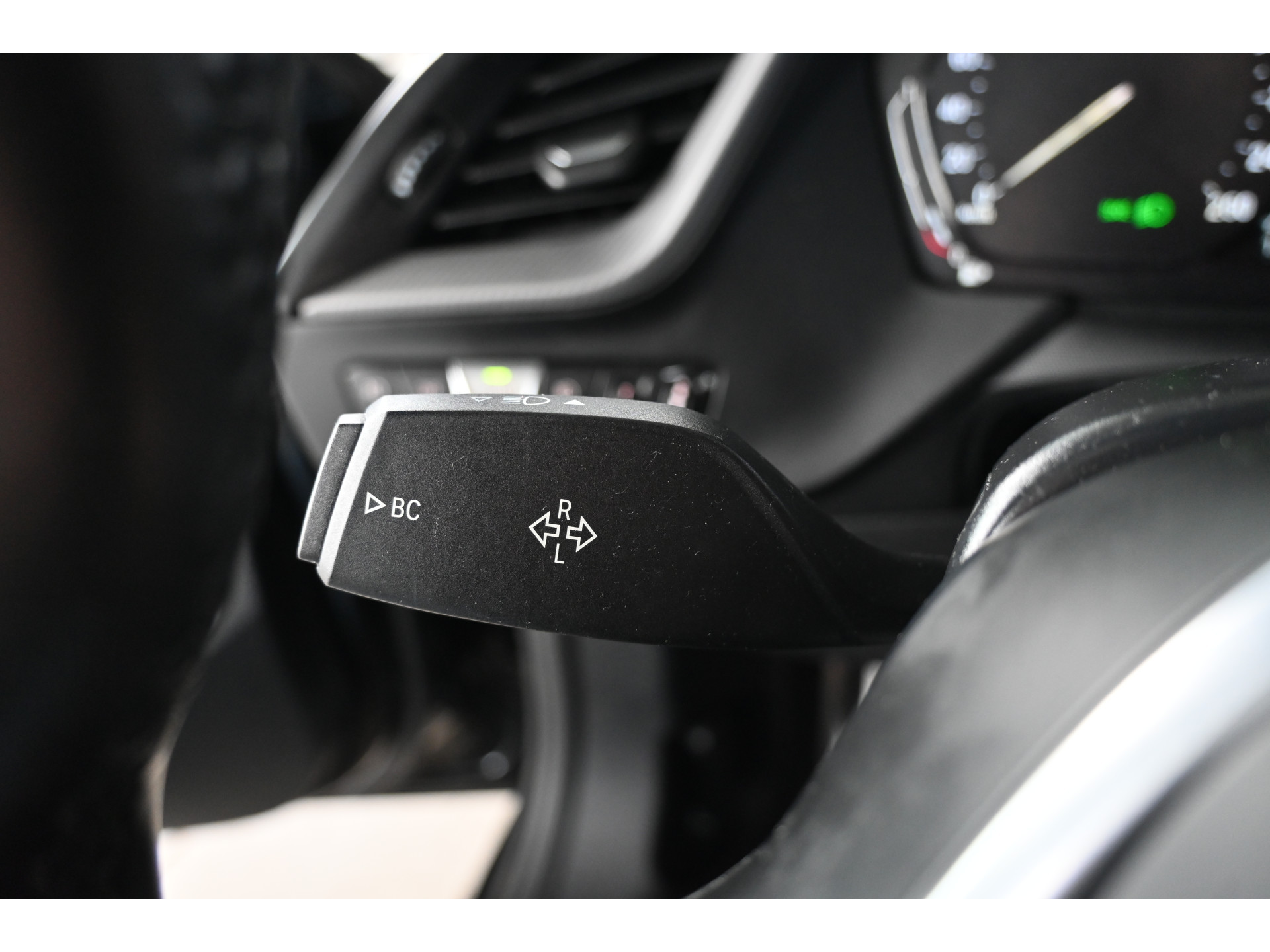 BMW 1-serie 118i High Executive Aut M Sport Navigatie Carplay Dealer Onderhouden! Inruil Mogelijk!