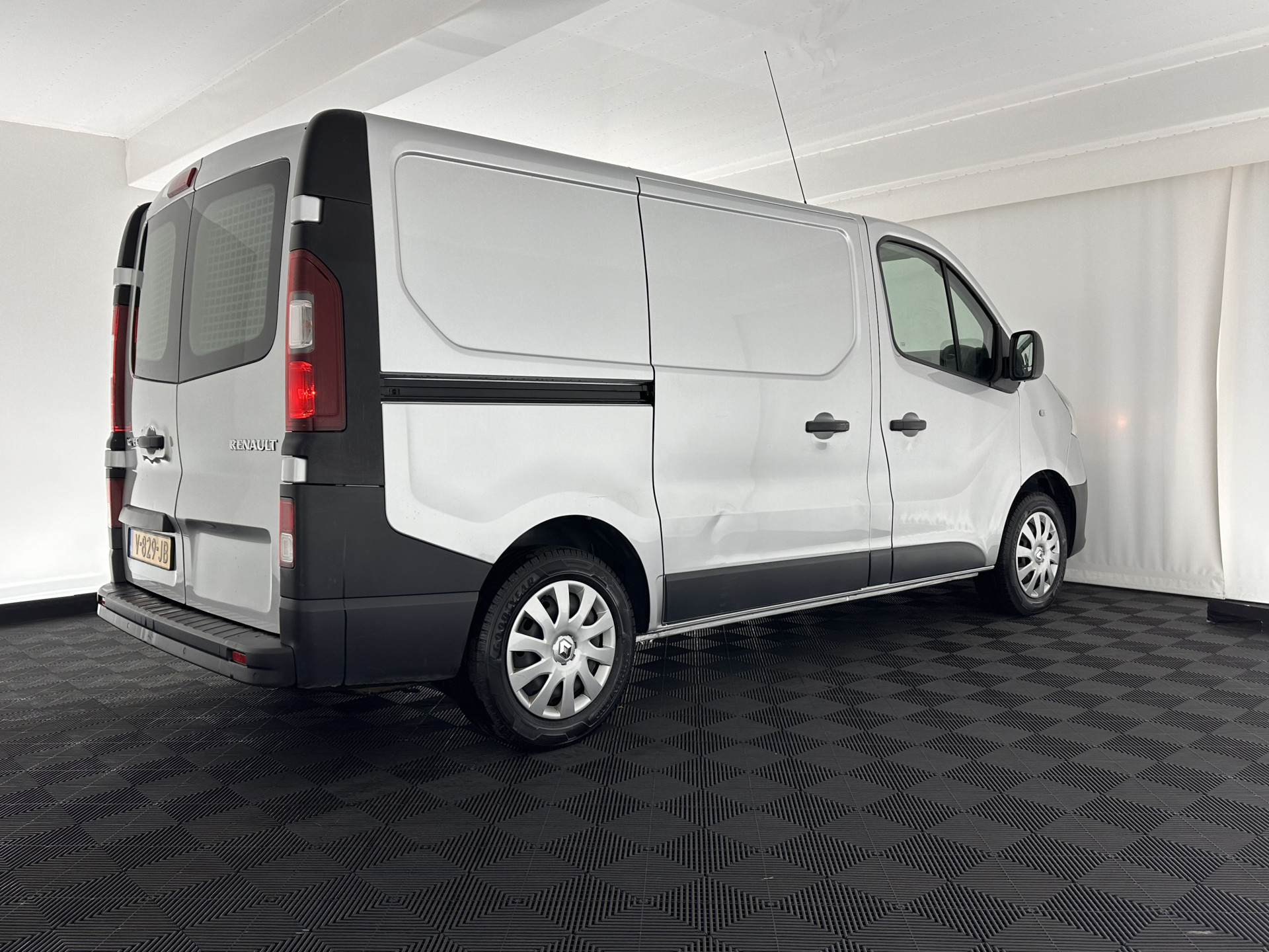 Renault Trafic 1.6 dCi T29 L1H1 Comfort-Pack *NAVI-FULLMAP | AIRCO | CRUISE | 3-PERS | PDC | 1.260 Kg-Cargo-Capacity*