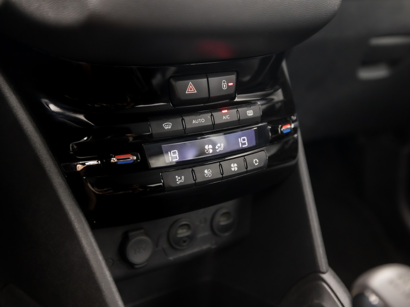 Peugeot 208 1.2 VTi Deluxe Sport (NAVIGATIE, CLIMATE, CRUISE, SPORTSTOELEN, PARKEERSENSOREN, NIEUWSTAAT)