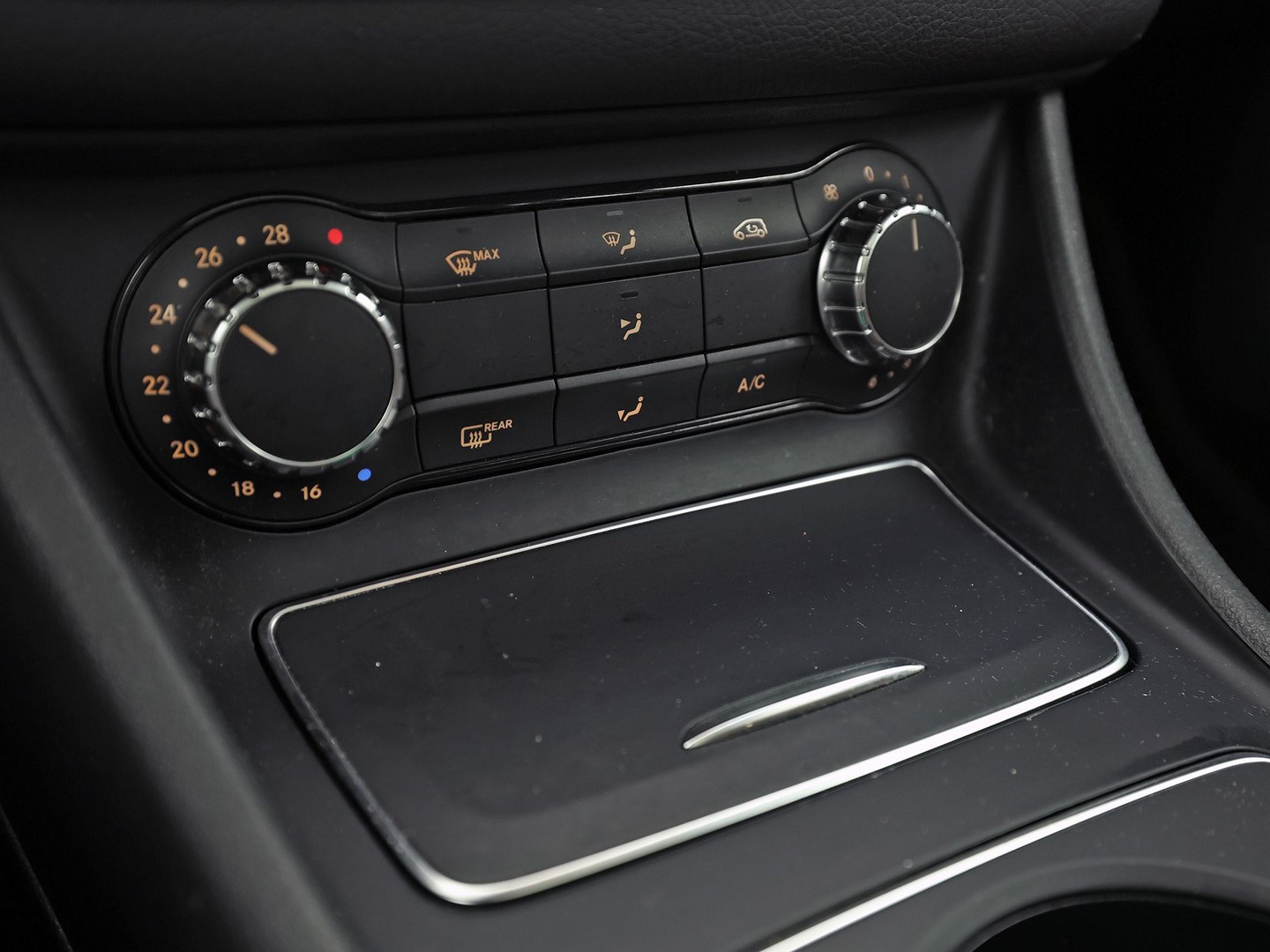 Mercedes-Benz GLA-klasse 250 4Matic Premium AMG Sport 211Pk Automaat (PANORAMADAK, MEMORY SEATS, GROOT NAVI, CAMERA, TREKHAAK, SPORTSTOELEN, GETINT GLAS, BRUIN LEDER, STOELVERWARMING, NIEUWSTAAT)