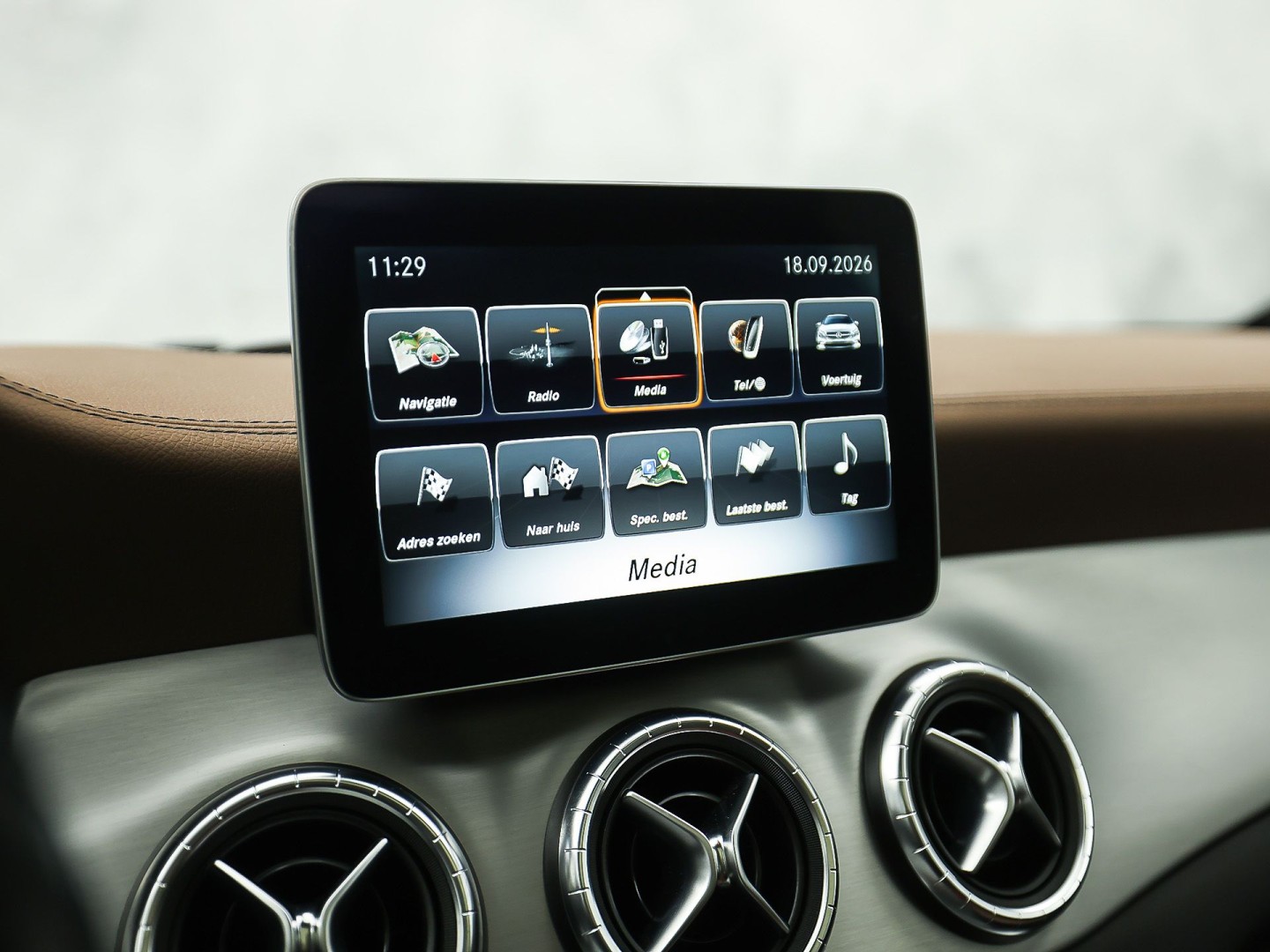 Mercedes-Benz CLA-Klasse 180 AMG Sport Automaat (PANORAMADAK, GROOT NAVI, BRUIN LEDER, CAMERA, STOELVERWARMING, SPORTSTOELEN, GETINT GLAS, DIAMOND GRILL, NIEUWE APK, NIEUWSTAAT)