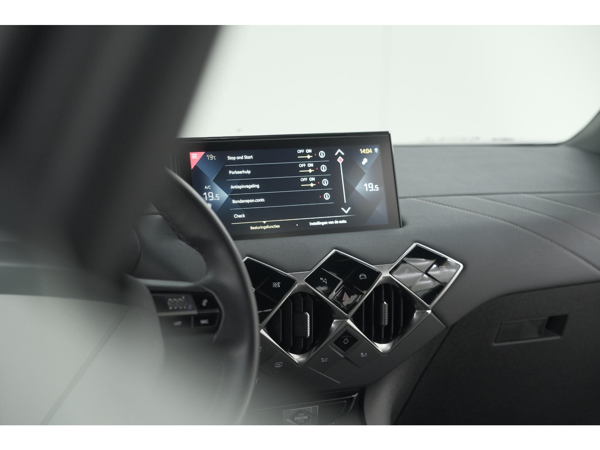 DS 3 Crossback PureTech 100 Montmartre | Parkeersensoren | Apple Carplay | Allseason Banden | Navigatie | Climate Control