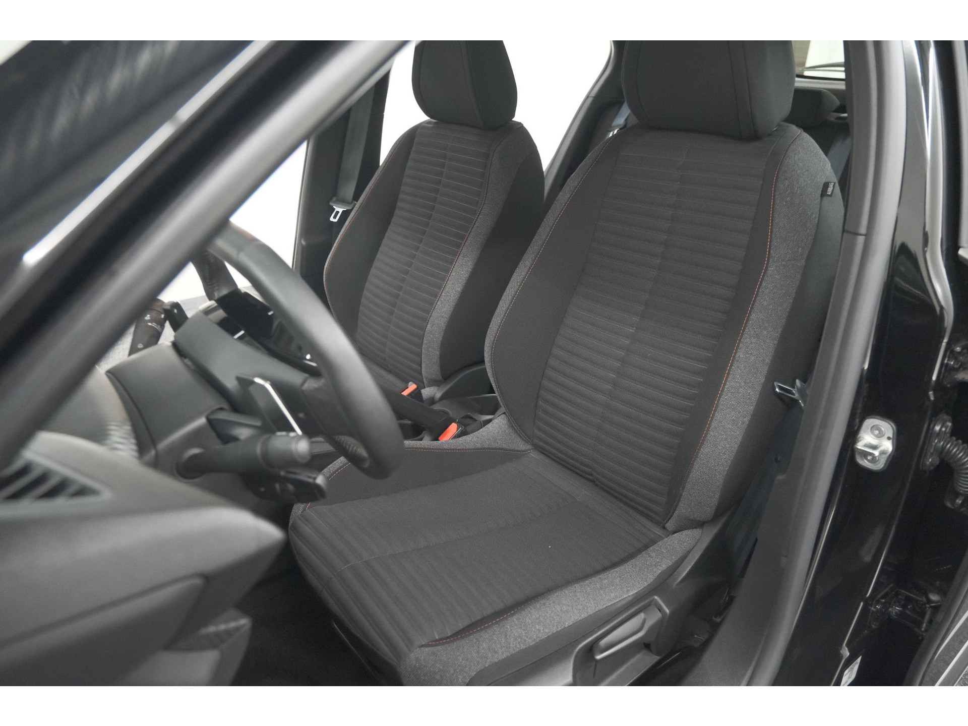 Peugeot 2008 PureTech 130 EAT8 Active | Parkeersensoren | Navigatie | Apple Carplay