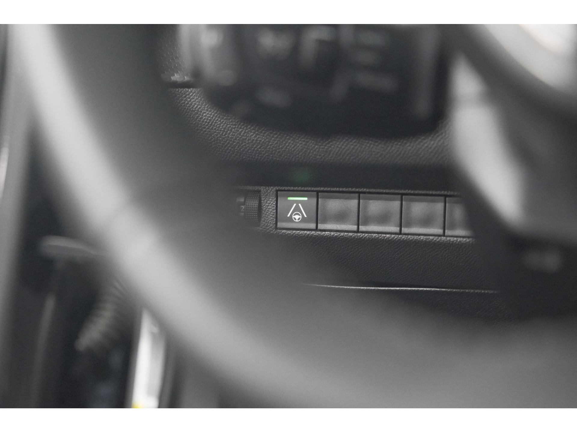 Peugeot 2008 Hybrid 136 e-DCS6 Allure | 360 Camera | Adaptieve Cruise Control | Dodehoekdetectie | Navigatie