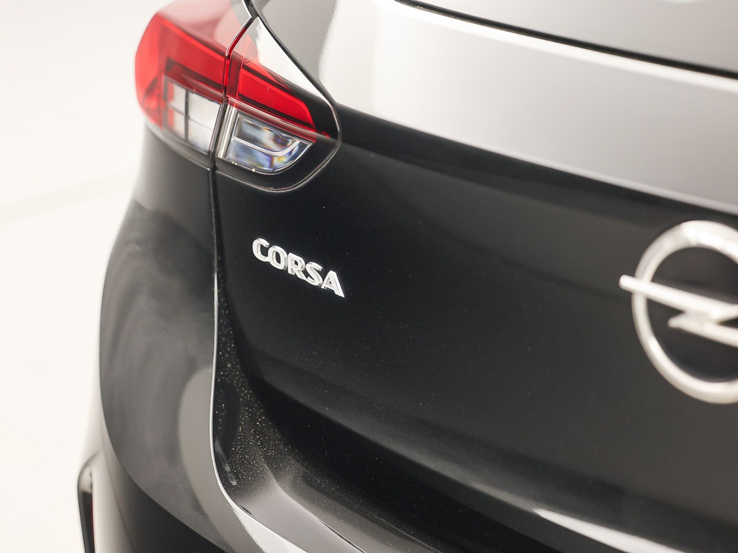 Opel Corsa 1.2 Sport (APPLE CARPLAY, LEDER STUURWIEL, SPORTSTOELEN, ELEK PAKKET, LANE ASSIST, NIEUWSTAAT)