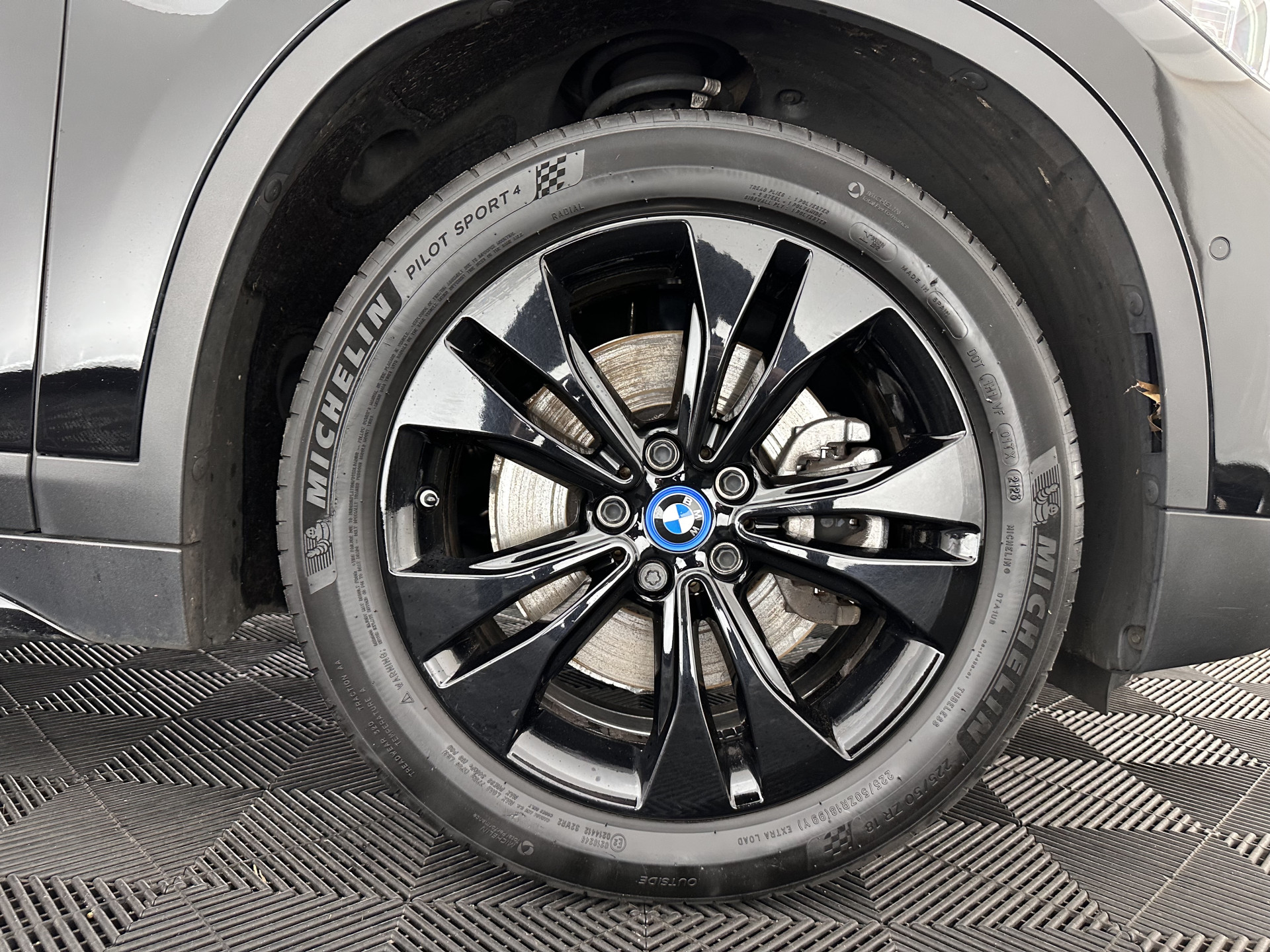 BMW X1 xDrive25e Sportline Business Edition Plus (Plug-In) (INCL-BTW) Aut. *PANO | LEATHER | FULL-LED | HEATED-SPORTSEATS | HIFI-SYSTEM | CAMERA | PRIVACYGLASS | NAVI-FULLMAP | ECC | HEAD-UP | PDC | KEYLESS | DAB | CRUISE | TOWBAR | AMBIENTLIGHT | 18