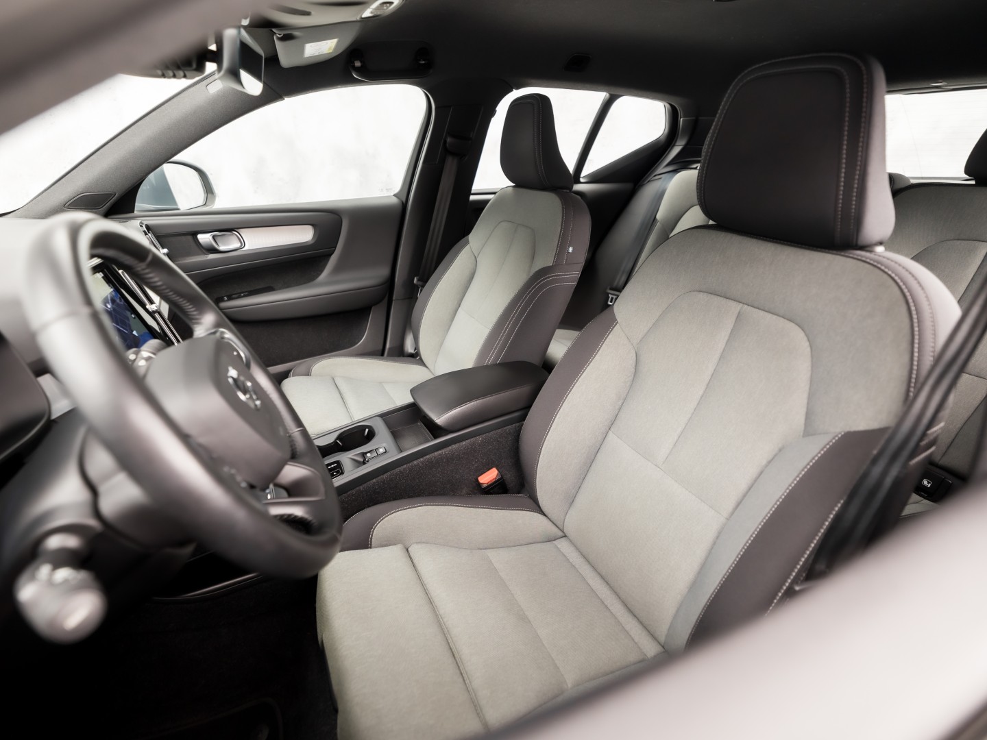 Volvo XC40 1.5 T4 Recharge Inscription 211Pk Automaat (APPLE CARPLAY, STUUR/STOELVERWARMING, MEMORY SEATS, CAMERA, STOELVERWARMING ACHTER, KEYLESS, GETINT GLAS, ELEK ACHTERKLEP, ZWART HEMEL, NIEUWSTAAT)