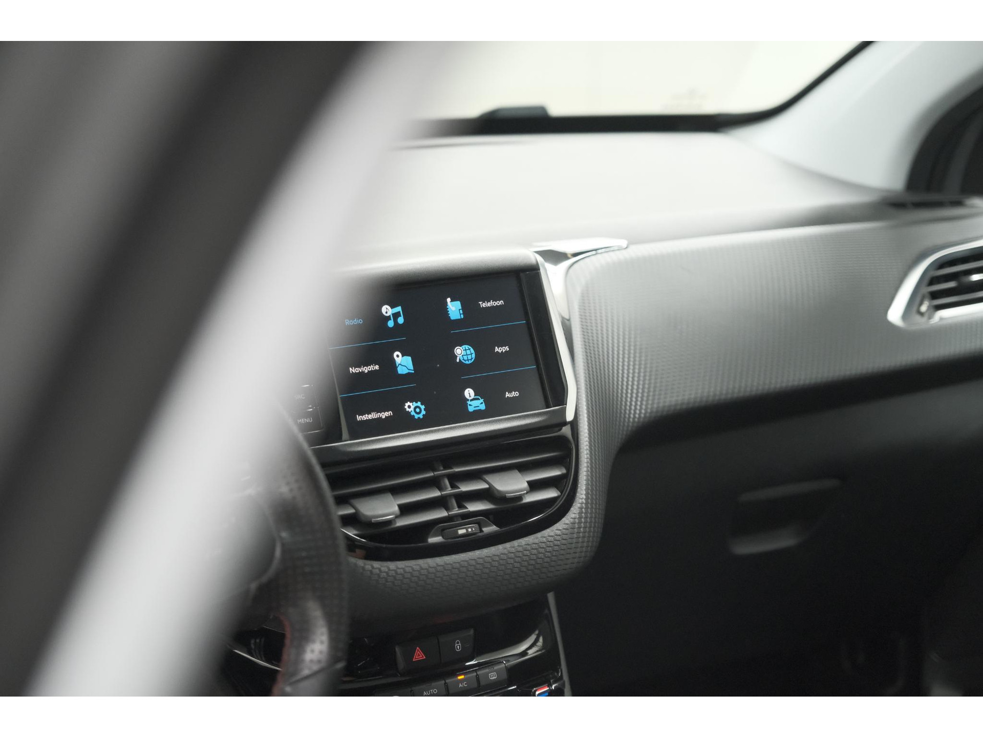 Peugeot 2008 PureTech 110 EAT6 GT-Line | Trekhaak | Panoramadak | Apple Carplay | Parkeersensoren