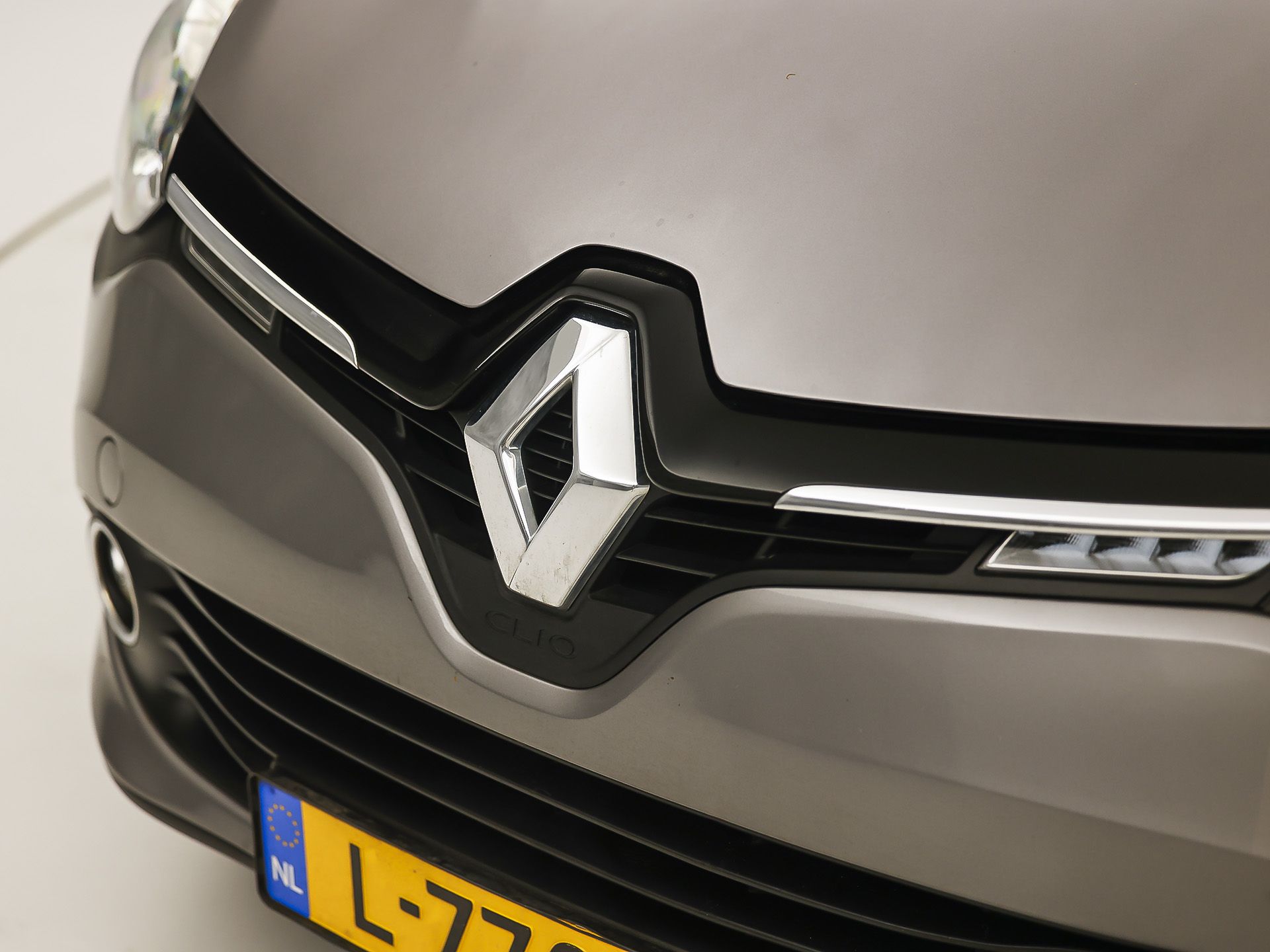 Renault Clio 0.9 TCe Dynamic Sport (NAVIGATIE, CRUISE, LM VELGEN, SPORTSTOELEN, PARKEERSENSOREN, BLUETOOTH, NIEUWE APK, NIEUWSTAAT)