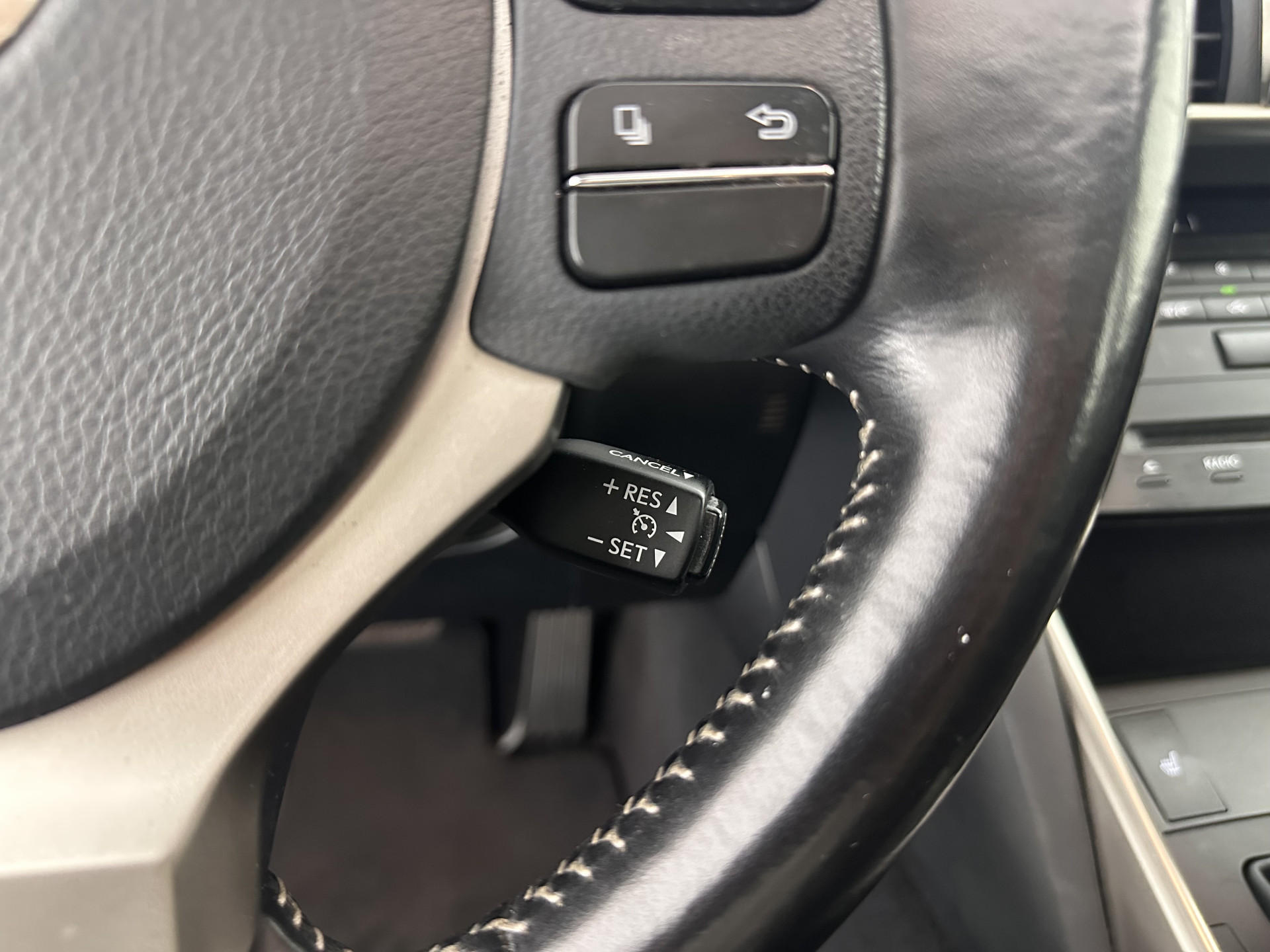 Lexus IS 300h Hybrid Business Line Aut. *PANO | LEATHER-MICROFIBRE | FULL-LED | NAVI-FULLMAP | HEATED-COMFORTSEATS | CAMERA | ECC | SHIFT-PADDLES | PDC | CRUISE | 17''ALU*