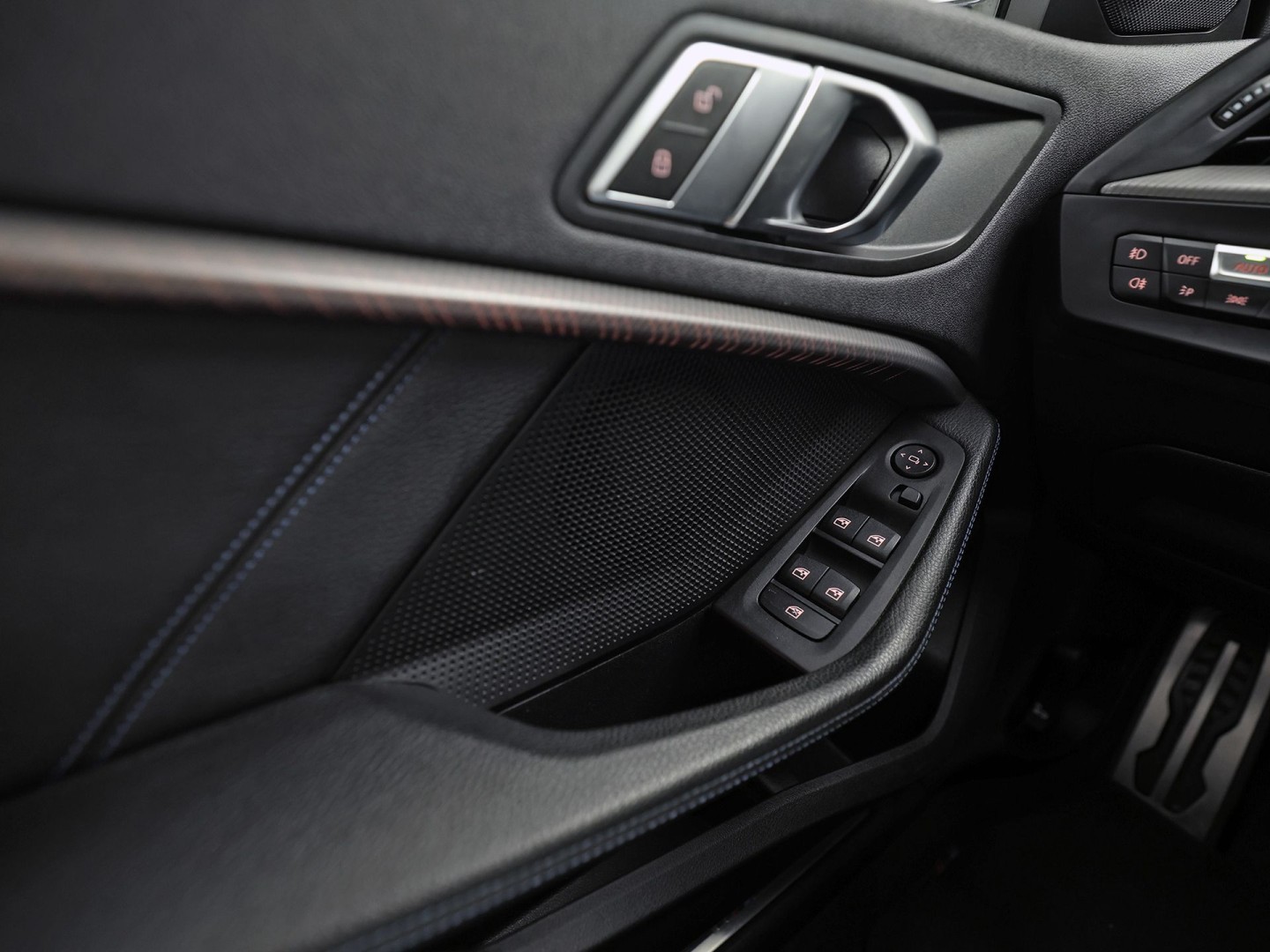 BMW 1 Serie 118i M Sport Automaat (APPLE CARPLAY, M PAKKET, GROOT NAVI, LEDER, SPORTSTOELEN, SFEERVERLICHTING, GETINT GLAS, NIEUWSTAAT)