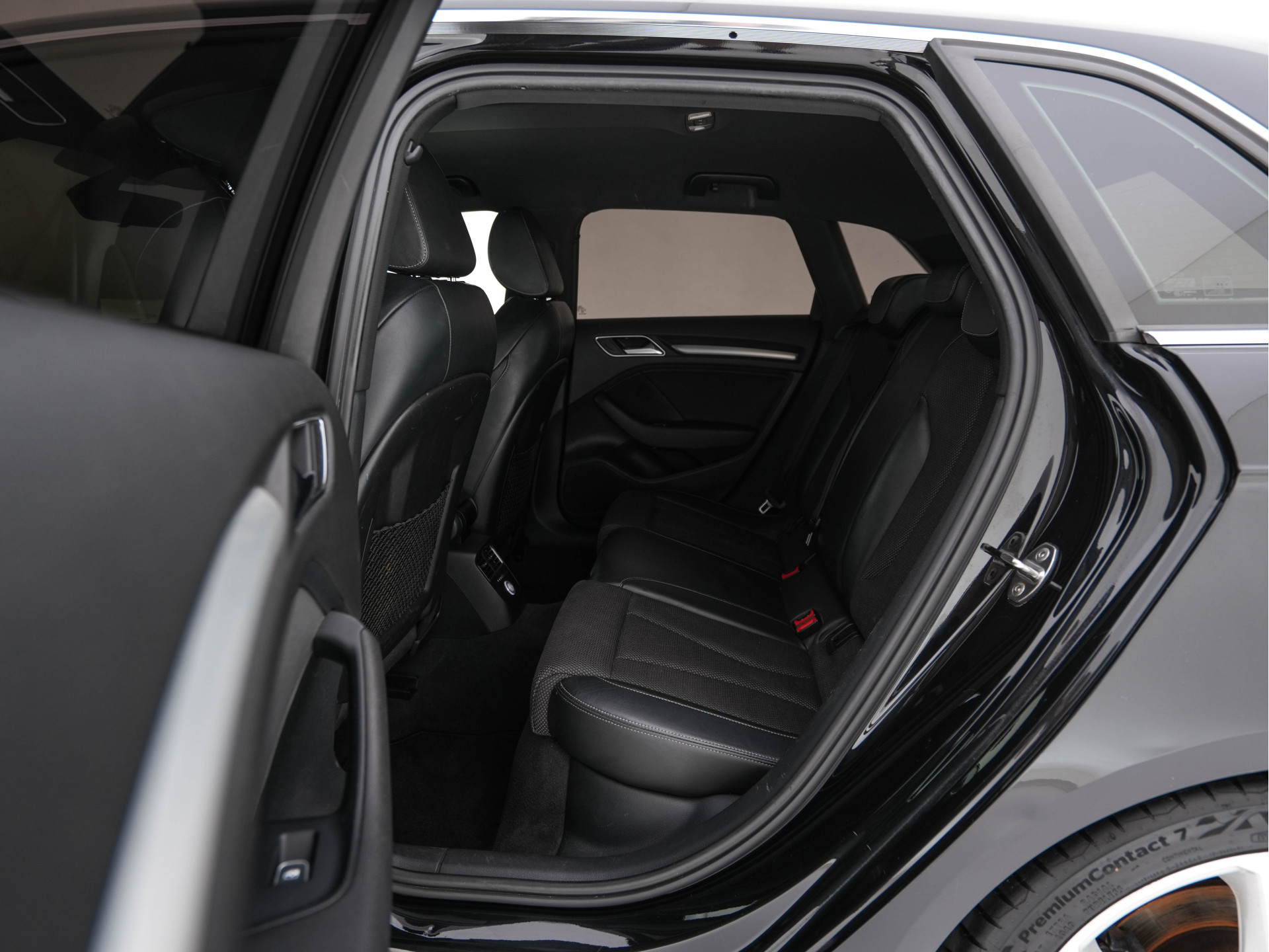 Audi A3 Sportback 1.5 TFSI CoD S-Line-Sportpack Edition Aut. *FULL-LED | LEATHER-FABRIC | NAVI-FULLMAP | SPORT-SEATS | AUDI-SOUND | ECC | PDC | PRIVACY-GLASS | CRUISE | 18''ALU*