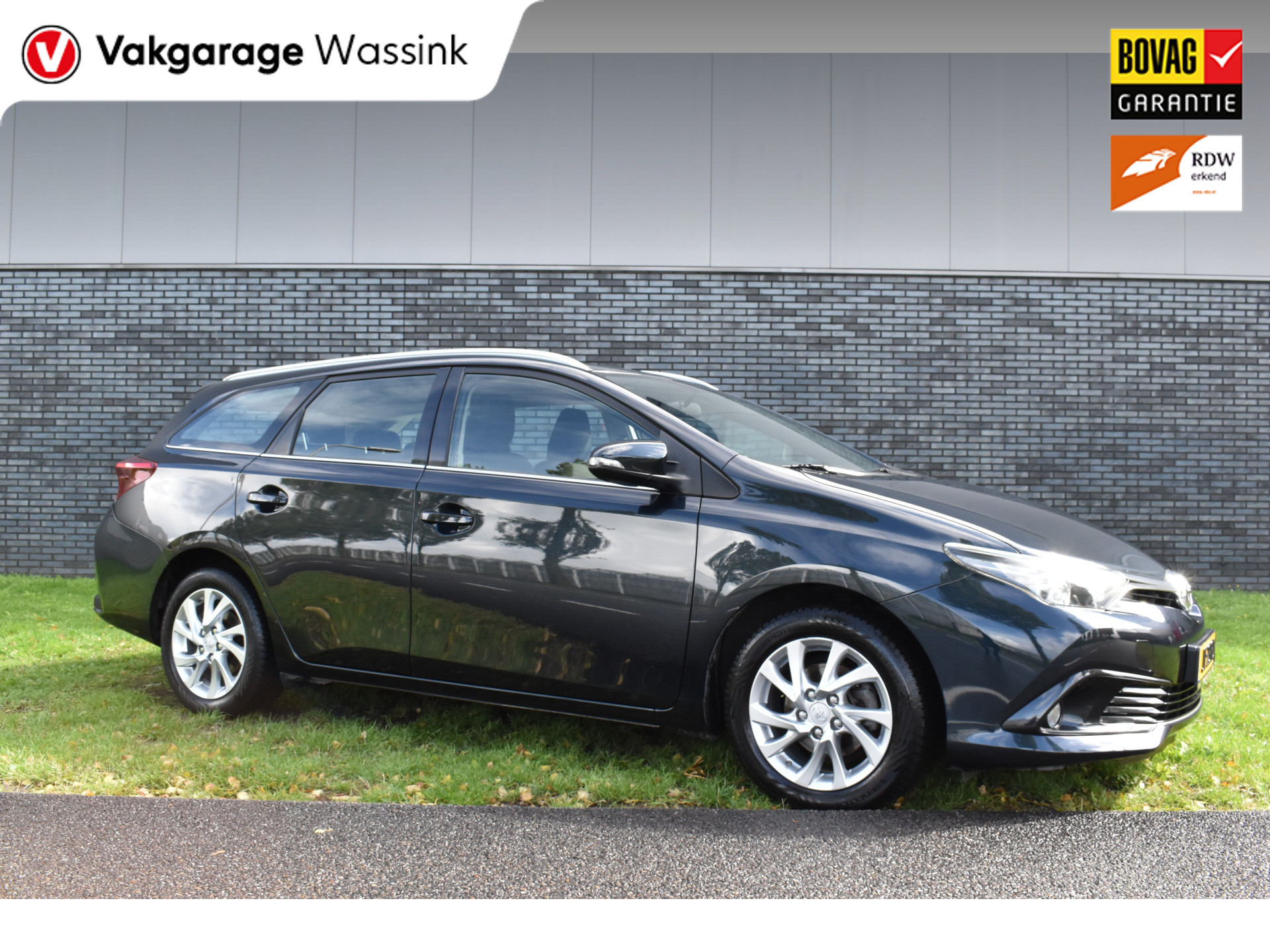 Toyota Auris Touring Sports 1.2T Aspiration Limited Navi Trekhaak Parkeer camerafoto’s volgen