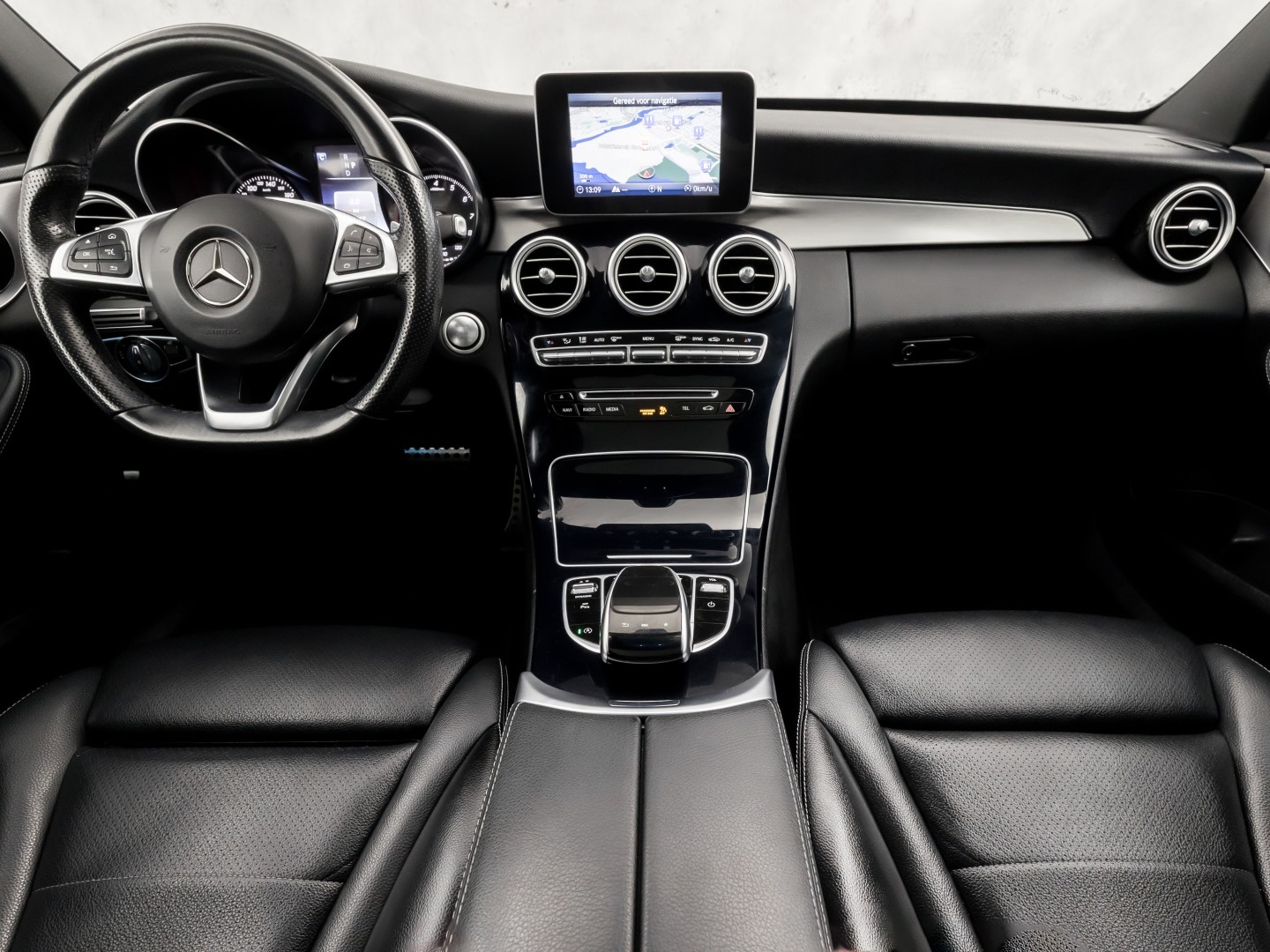 Mercedes-Benz C-Klasse 180 AMG Sport 156Pk Automaat (PANORAMADAK, NAVIGATIE, LEDER, ELEK SPORTSTOELEN, STOELVERWARMING, ELEK ACHTERKLEP, GETINT GLAS, ZWART HEMEL, NIEUWSTAAT)