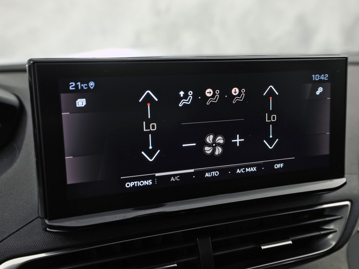 Peugeot 3008 1.2 PureTech GT Line (PANORAMADAK, APPLE CARPLAY, GROOT NAVI, LEDER, STOELVERWARMING, SPORTSTOELEN, GETINT GLAS, KEYLESS, NIEUWSTAAT)