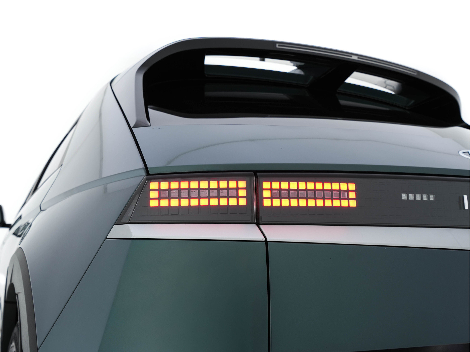 Hyundai IONIQ 5 Connect+ AWD 77.4 kWh [3-FASE]  { SOH-92% } (INCL-BTW) Aut.* HEATPUMP | LEATHER | BOSE-AUDIO | FULL-LED | DIGI-COCKPIT | AMBIENT-LIGHT | DAB | SHIFT-PADDLES | HEAD-UP | NAVI-FULLMAP | KEYLESS | CAMERA | HEATED-COMFORTSEATS | ...