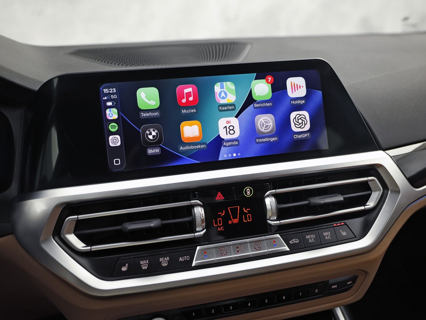 BMW 3-serie Touring 330e Sport 292Pk Automaat (APPLE CARPLAY, SOH 90,2%, GROOT NAVI, COGNAC LEDER, CAMERA, STOELVERWARMING, SFEERVERLICHTING, ELEK ACHTERKLEP, GETINT GLAS, NIEUWSTAAT)