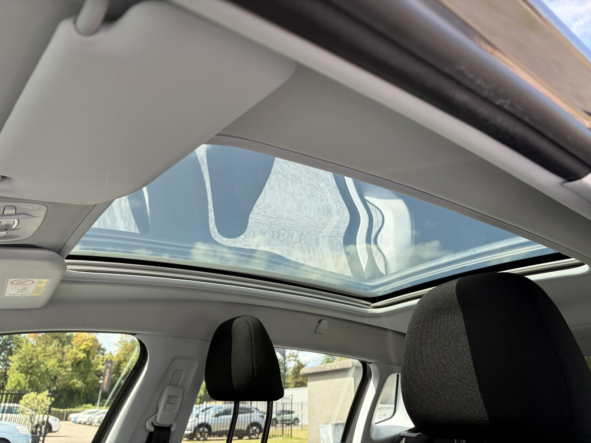Peugeot 2008 1.2 PureTech Blue Lion D-riem vv in 2024 l Pano l Navi l 110pk l Trekhaak l Carplay l Airco l Cruise l Pdc l Recent beurt gehad l N.A.P l Apk tot 01-2027