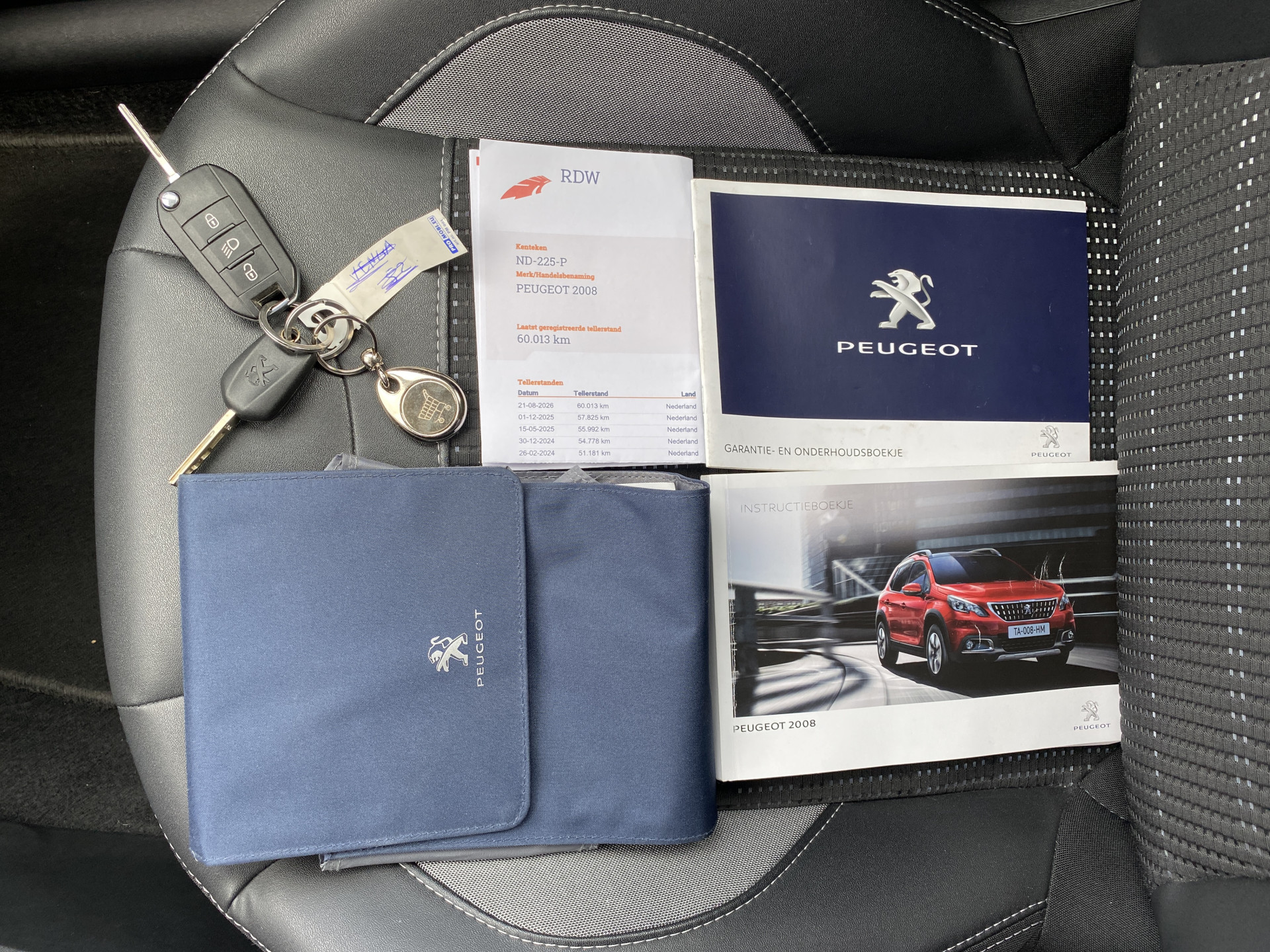 Peugeot 2008 1.2 PureTech Allure AUT. | dealer onderh. | panoramadak | trekhaak | navigatie | cruise control | all season banden