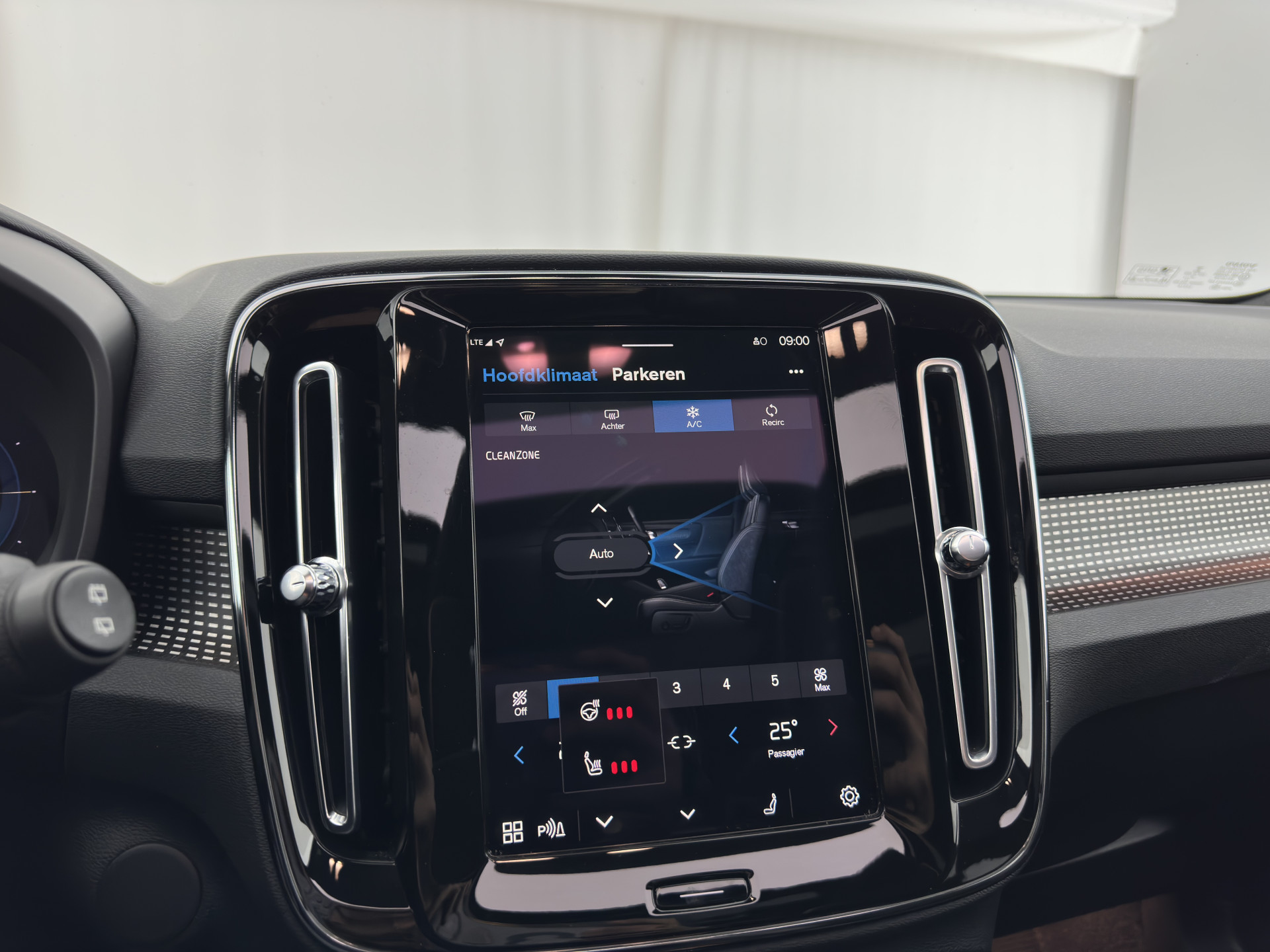 Volvo XC40 Recharge P8 AWD R-Design [ 3-Fase ] {SOH-89%} (INCL-BTW) *PANO | LEATHER-MICROFIBRE | DIGI-COCKPIT | FULL-LED | NAVI-FULLMAP | ECC | CARPLAY | PDC | KEYLESS | HEATED-SPORTSEATS | BLIS | PRIVACY-GLASS | 20"ALU*