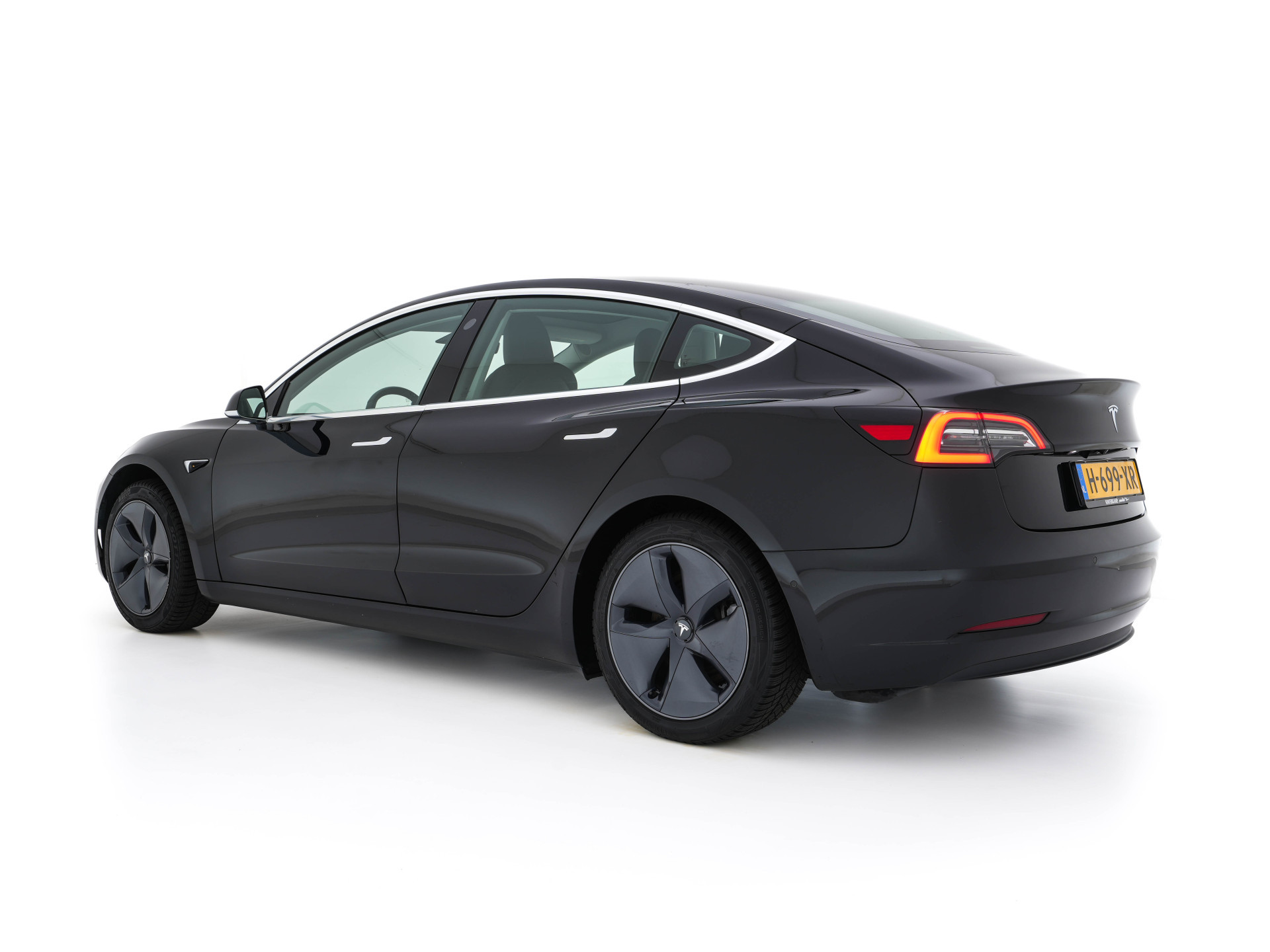 Tesla Model 3 Standard RWD Plus 60 kWh [ 3-Fase ] {SOH-84%} (INCL-BTW) Aut. *PANO | AUTO-PILOT | LEATHER | KEYLESS | FULL-LED | MEMORY-PACK | SURROUND-VIEW | DAB | CARPLAY | DIGI-COCKPIT | LANE-ASSIST | COMFORT-SEATS | 18"ALU*
