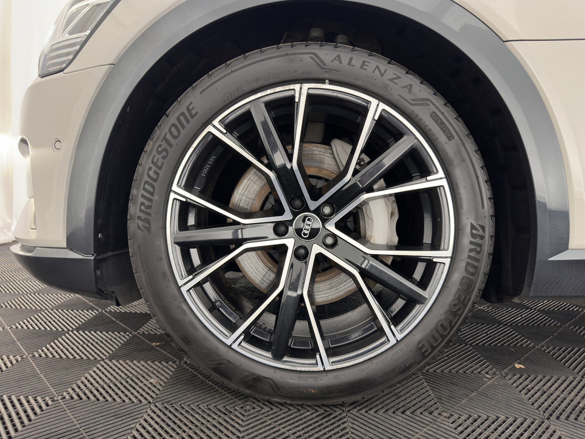 Audi e-tron 55 quattro advanced 95 kWh [ 3-Fase ] (INCL-BTW) *PANO | LUXURY-LEATHER | ADAPTIVE-CRUISE | FULL-LED | DIGI-COCKPIT | KEYLESS | MEMORY-PACK | AIR-SUSPENSION | CAMERA | AMBIENT-LIGHT |  NAVI-FULLMAP | SHIFT-PADDLES | DAB+ | COMFOR