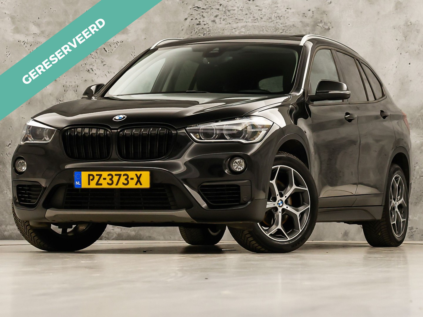 BMW X1 sDrive18i Sport High Executive 140Pk Automaat (PANORAMADAK, GROOT NAVI, MEMORY SEAT, LEDER, CAMERA, SPORTSTOELEN, TREKHAAK, STOELVERWARMING, NIEUWSTAAT)