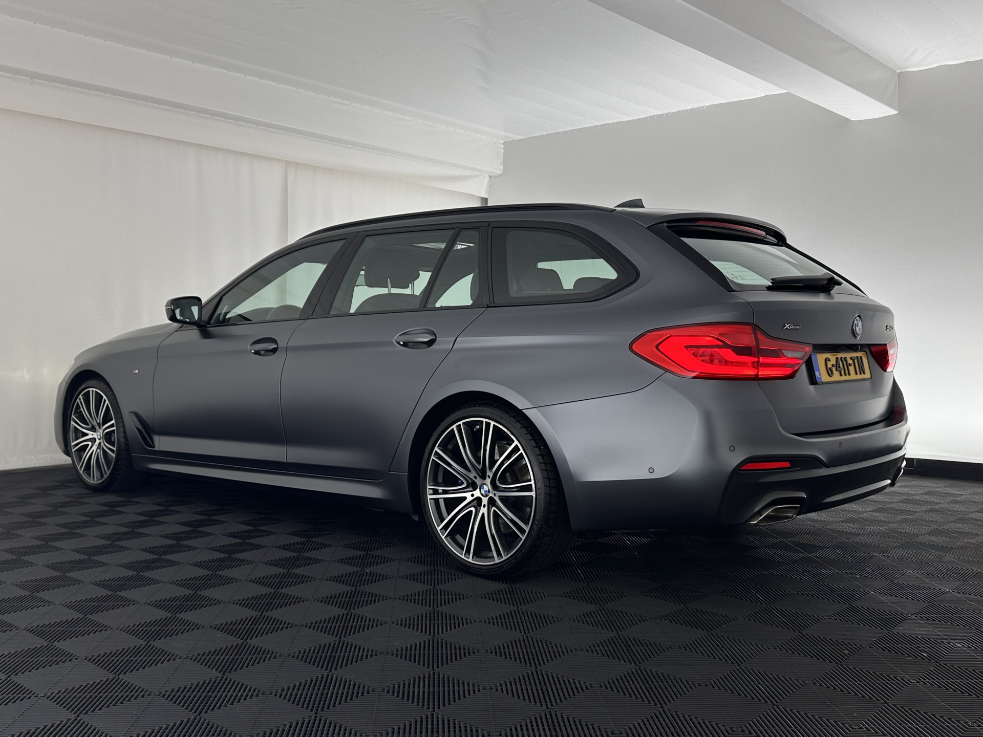 BMW 5-serie Touring 540i xDrive  M-Sportpack High Executive Aut. *PANO | LEATHER | FULL-LED | ADAPTIVE-CRUISE | DIGI-COCKPIT | MEMORY-PACK | BLINDSPOT | TOPVIEW | HARMAN/KARDON | KEYLESS | DIGI-COCKPIT | HEATED-COMFORTSEATS | AMBIENTLIGHT | HEAD-UP |