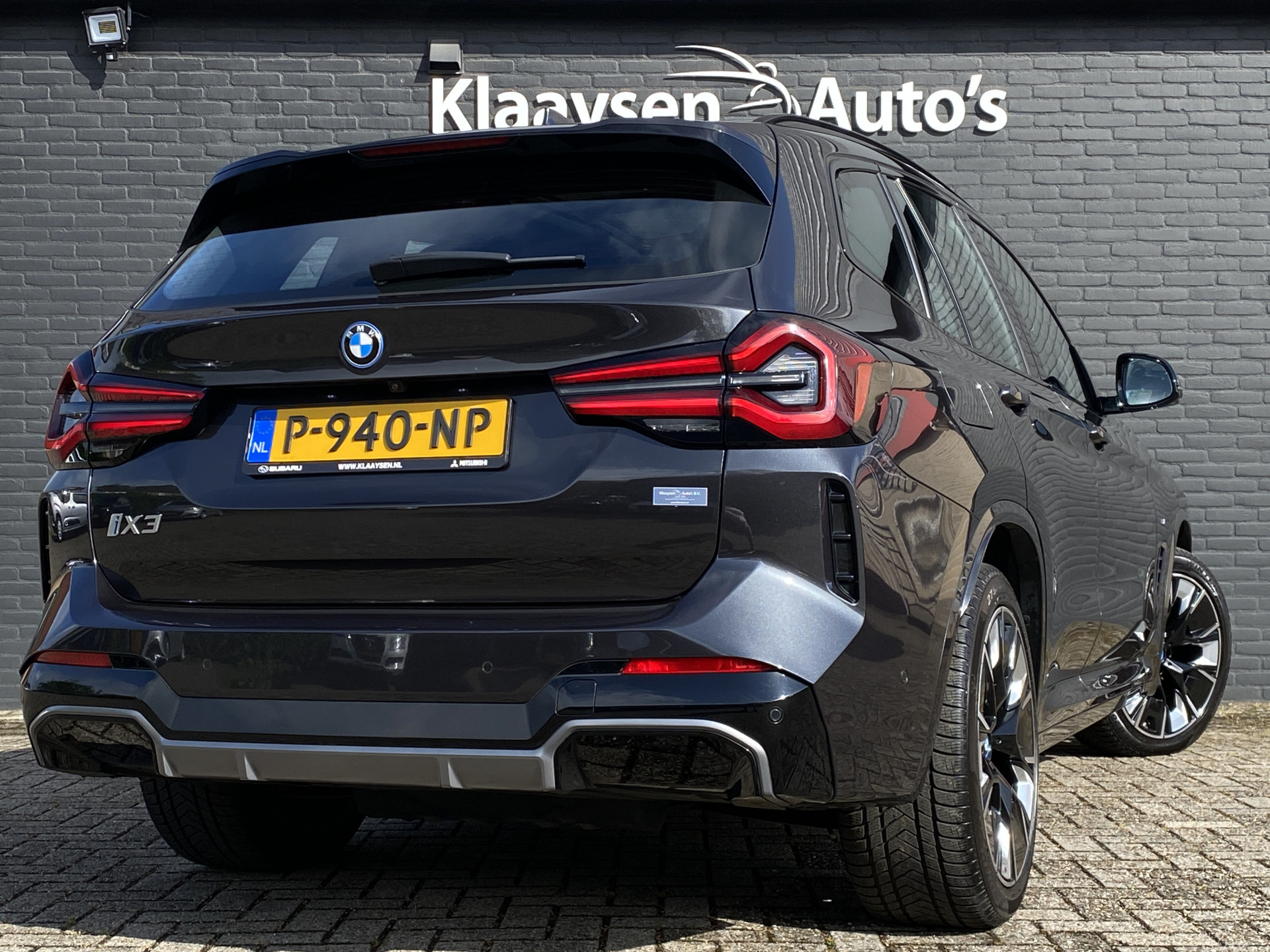 BMW iX3 M Sport High Executive 80 kWh | 1e eigenaar | dealer onderhouden | panoramadak | leder interieur | SOH accu 99.5%
