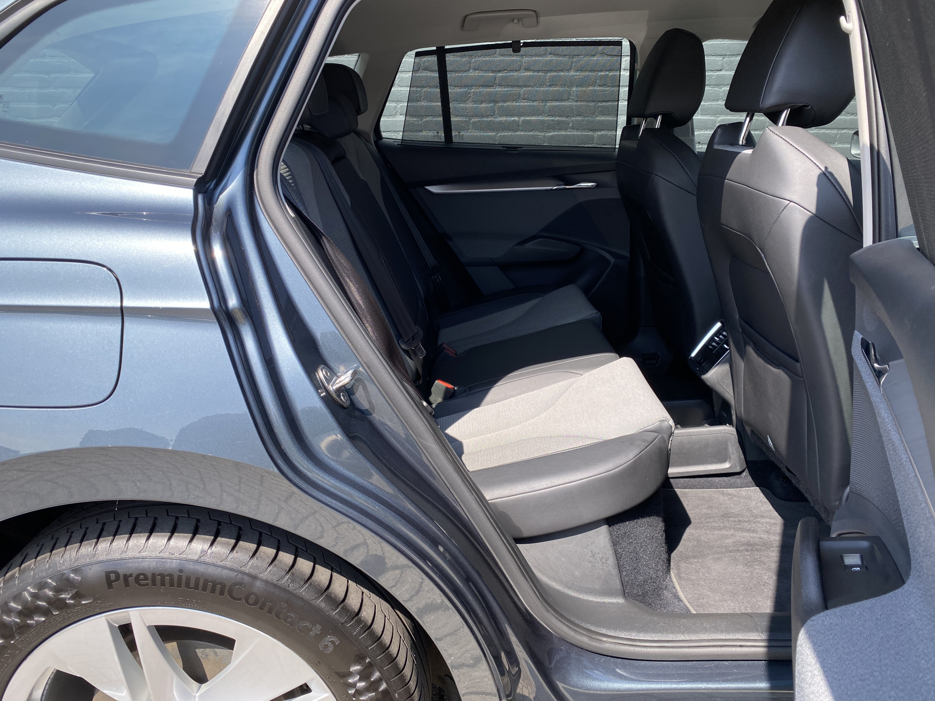 ŠKODA Enyaq iV 60 | 1e eigenaar | dealer onderhouden | navigatie | trekhaak | camera | stoelverwarming | apple carplay