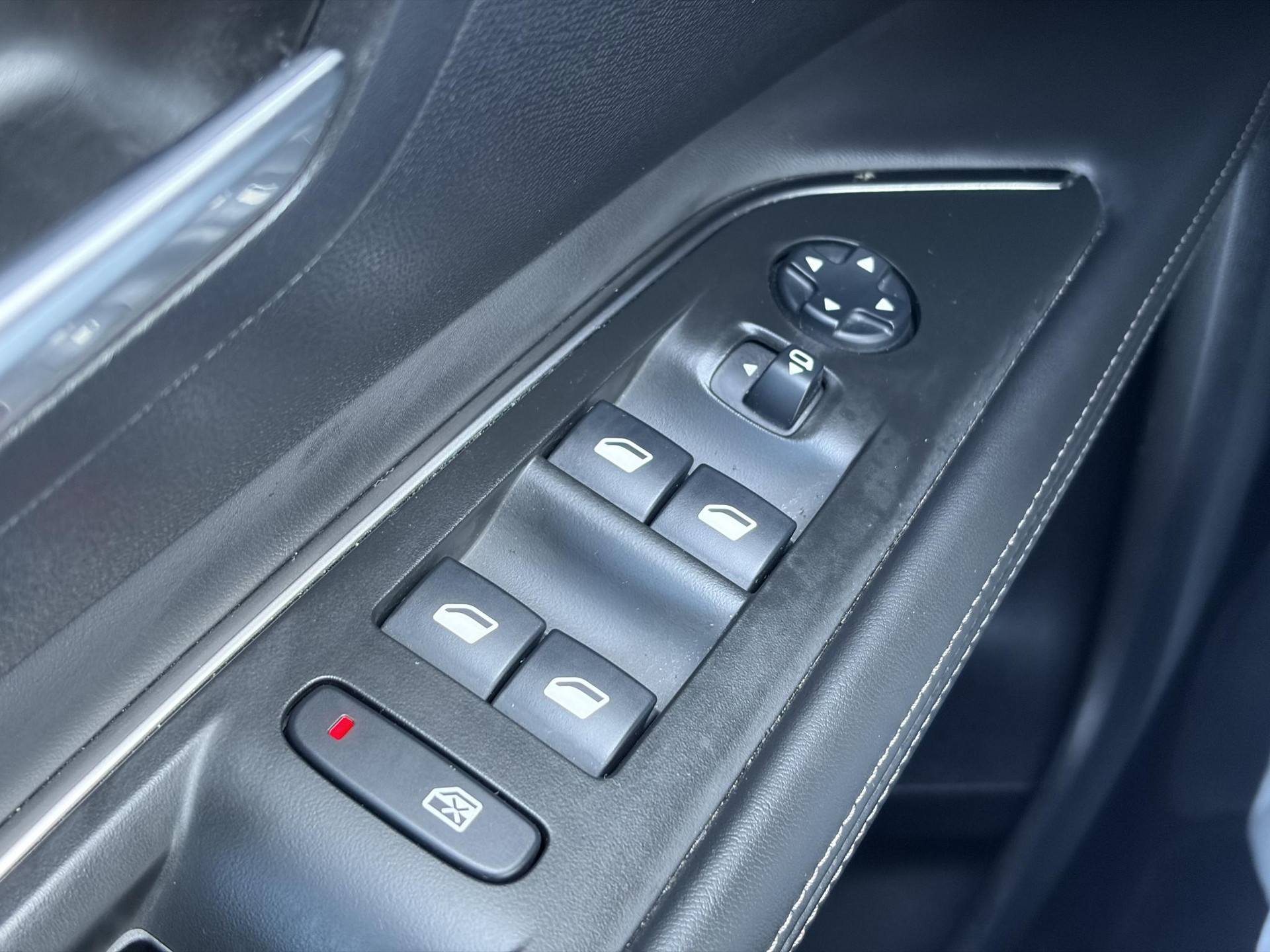 Peugeot 3008 1.2 PureTech Allure ✓1e Eigenaar✓D-riem vv 2024✓360° Camera✓Navi✓Trekhaak✓Carplay✓131pk✓Dealer Onderhouden✓Keyless✓Memory stoelen✓Halfleder✓Pdc V+A✓Stoelverw✓Dodehoeksensor✓17''Lm velgen✓N.A.P✓Apk tot 03-2027