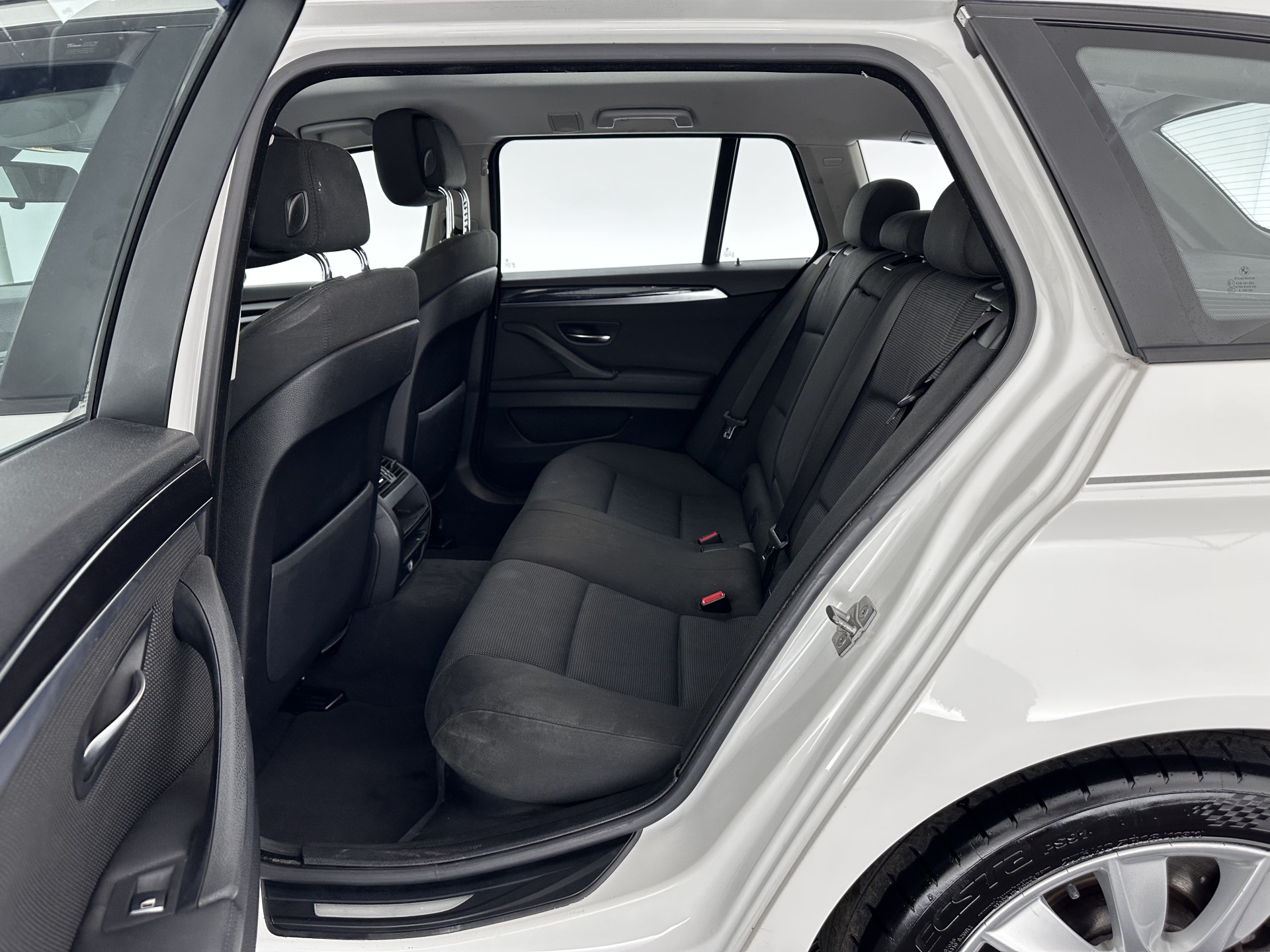 BMW 5-serie Touring 520d Shadow-line *BI-XENON | NAVI-FULLMAP | HEATED-COMFORTSEATS | ECC | KEYLESS | PDC | CRUISE | 18''ALU*