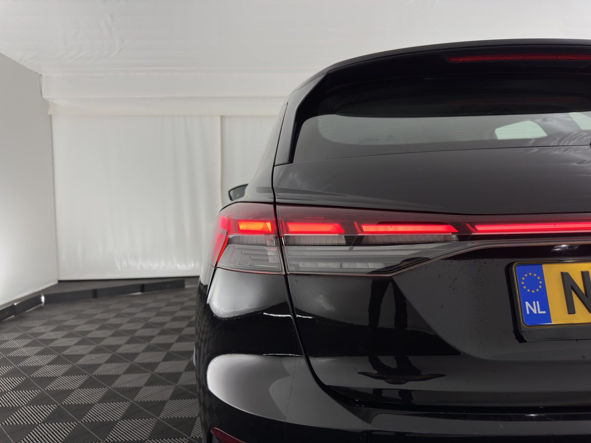 Audi Q4 e-tron 40 Launch Edition Advanced 77 kWh [ 3-Fase ] {SOH-88%} (INCL-BTW) *MATRIX-LED | NAVI-FULLMAP | KEYLESS | CAMERA | DIGI-COCKPIT | DAB | AMBIENT-LIGHT | HEATED-SPORTSEATS | TOWBAR | 19''ALU*